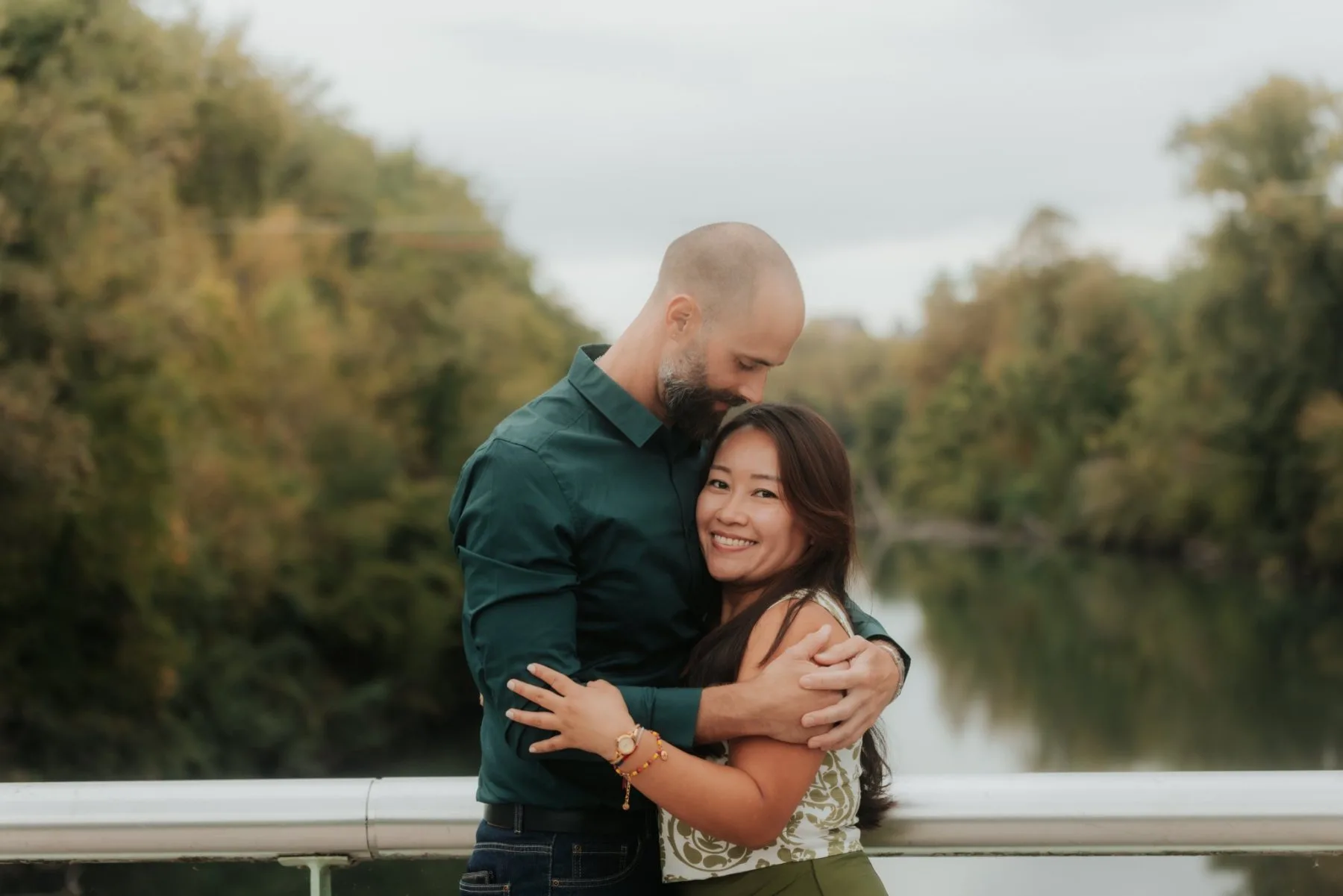 Couple qui s’embrasse au Stade des eaux vives à Pau lors d’une séance photo d’anniversaire romantique