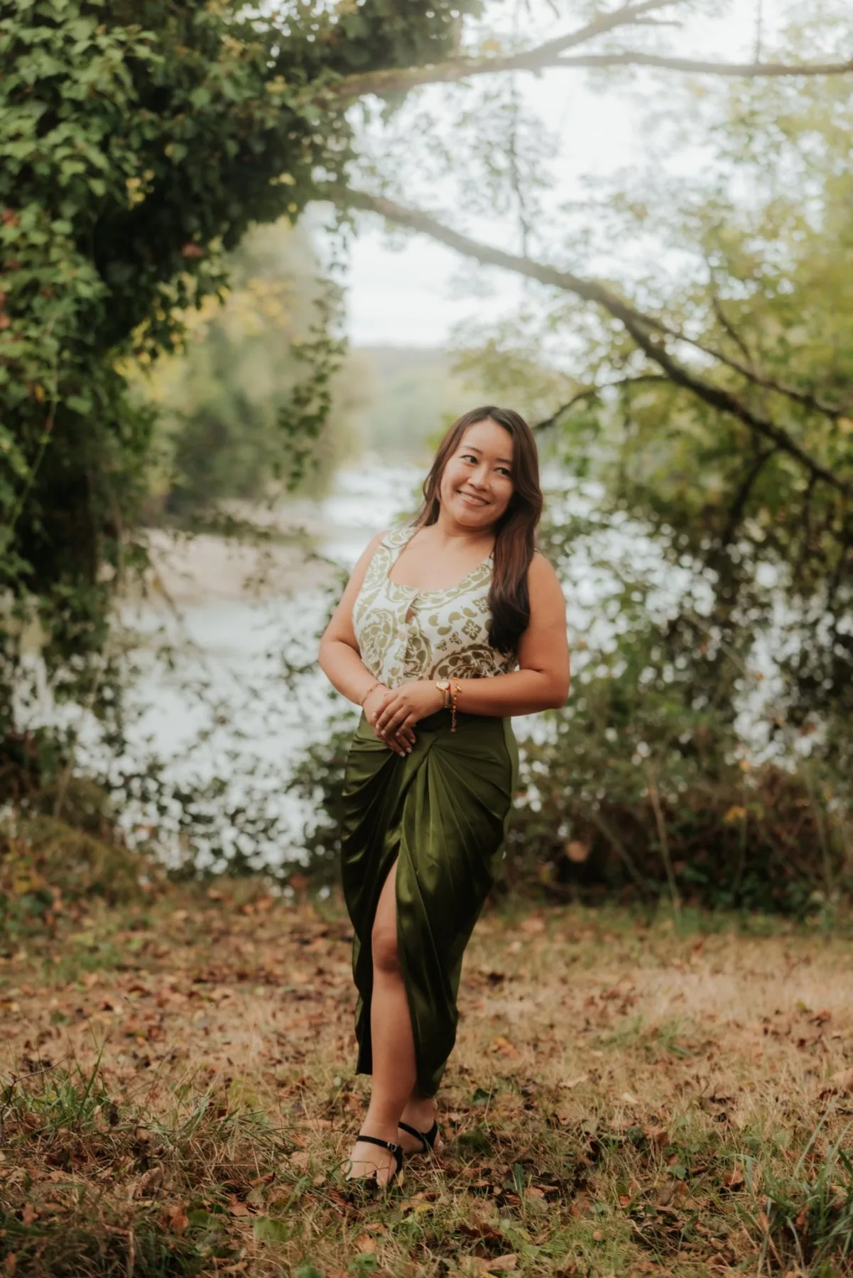 Portrait naturel d’une femme au bord de l’eau à Pau, idéal pour une séance photo d’anniversaire en couple