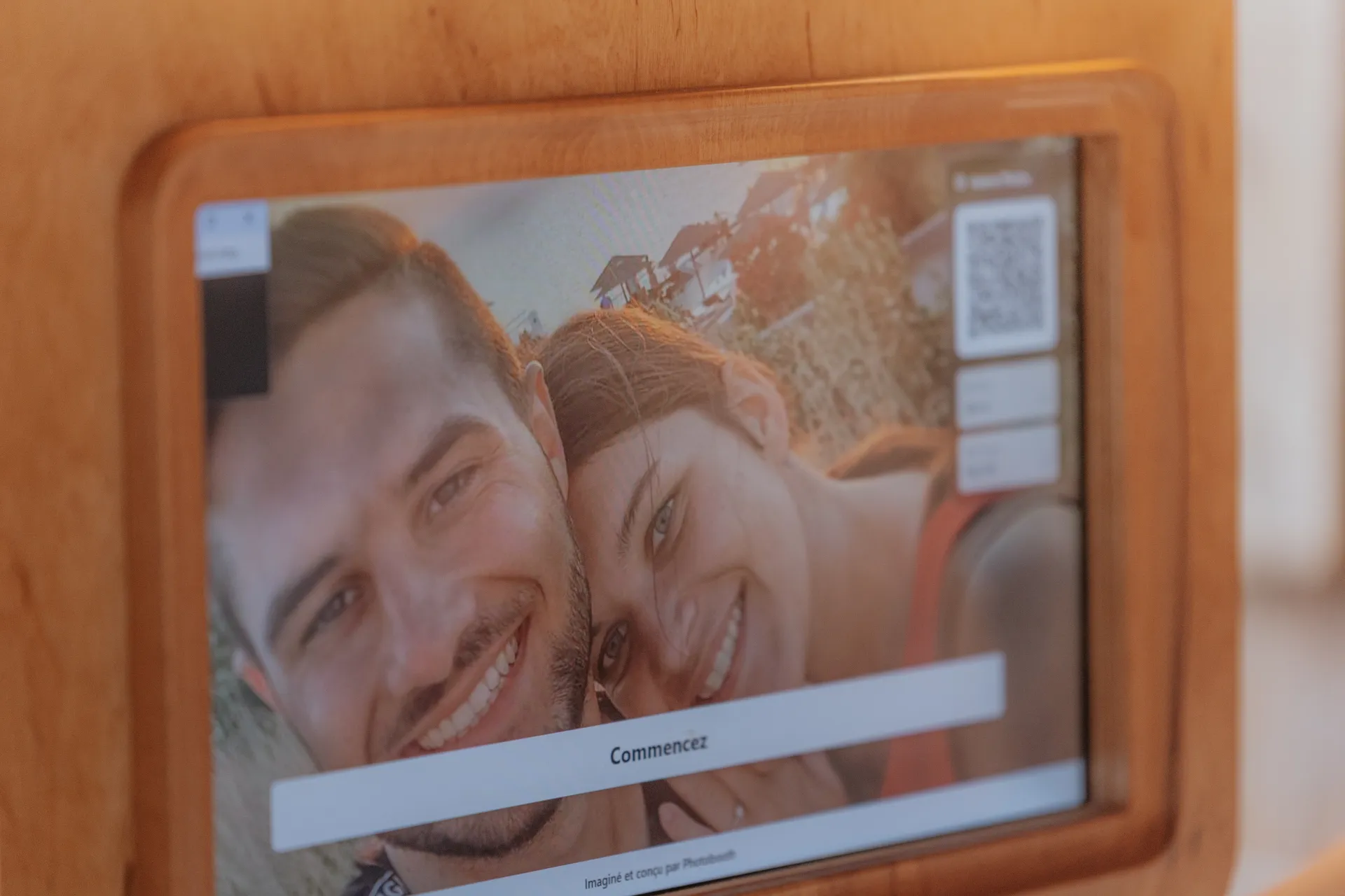 Écran de photobooth mariage à Pau avec un couple souriant, idée d’animation photo conviviale pour les invités