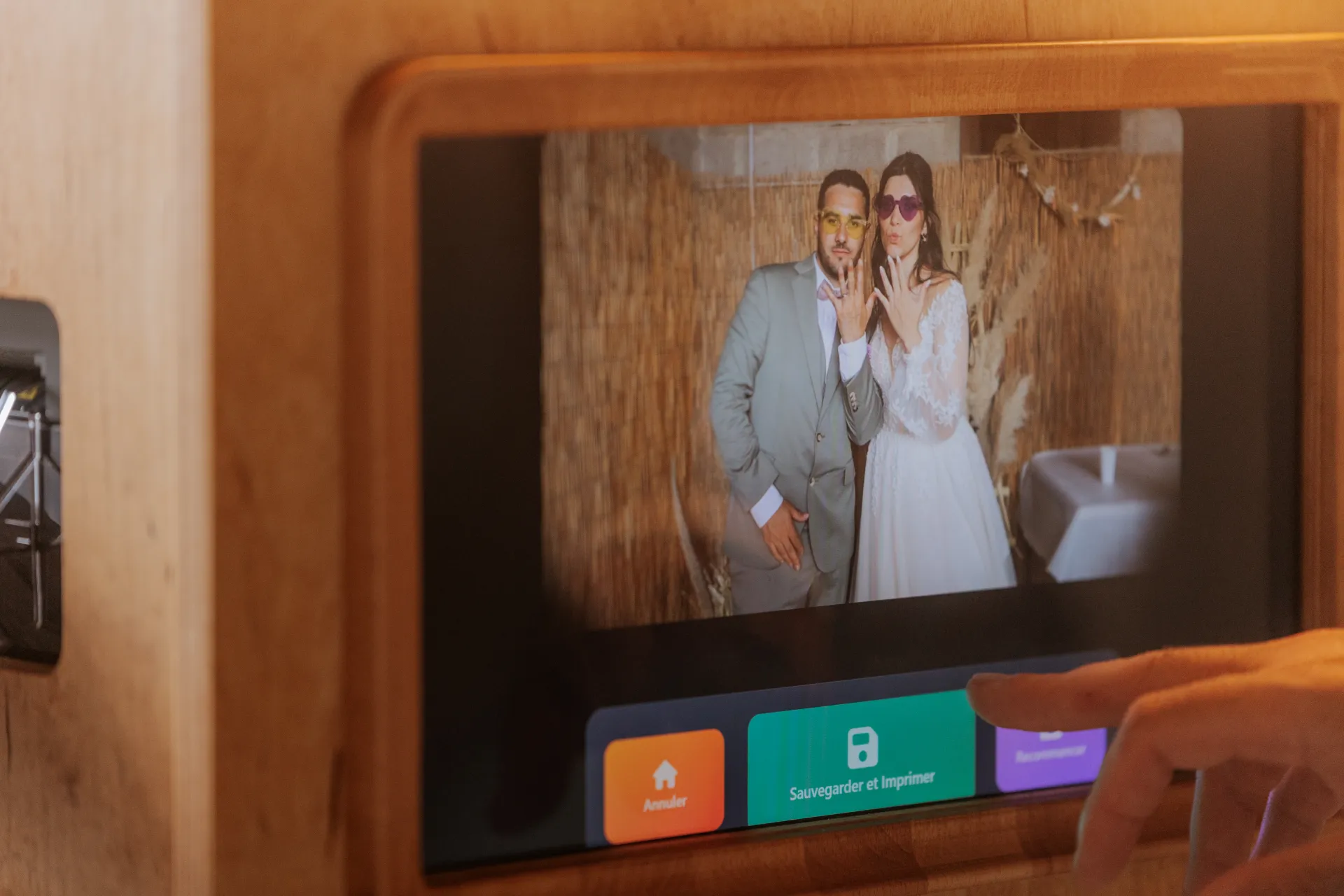 Photobooth mariage à Pau avec mariés posant devant l’écran, animation photo originale et souvenir instantané
