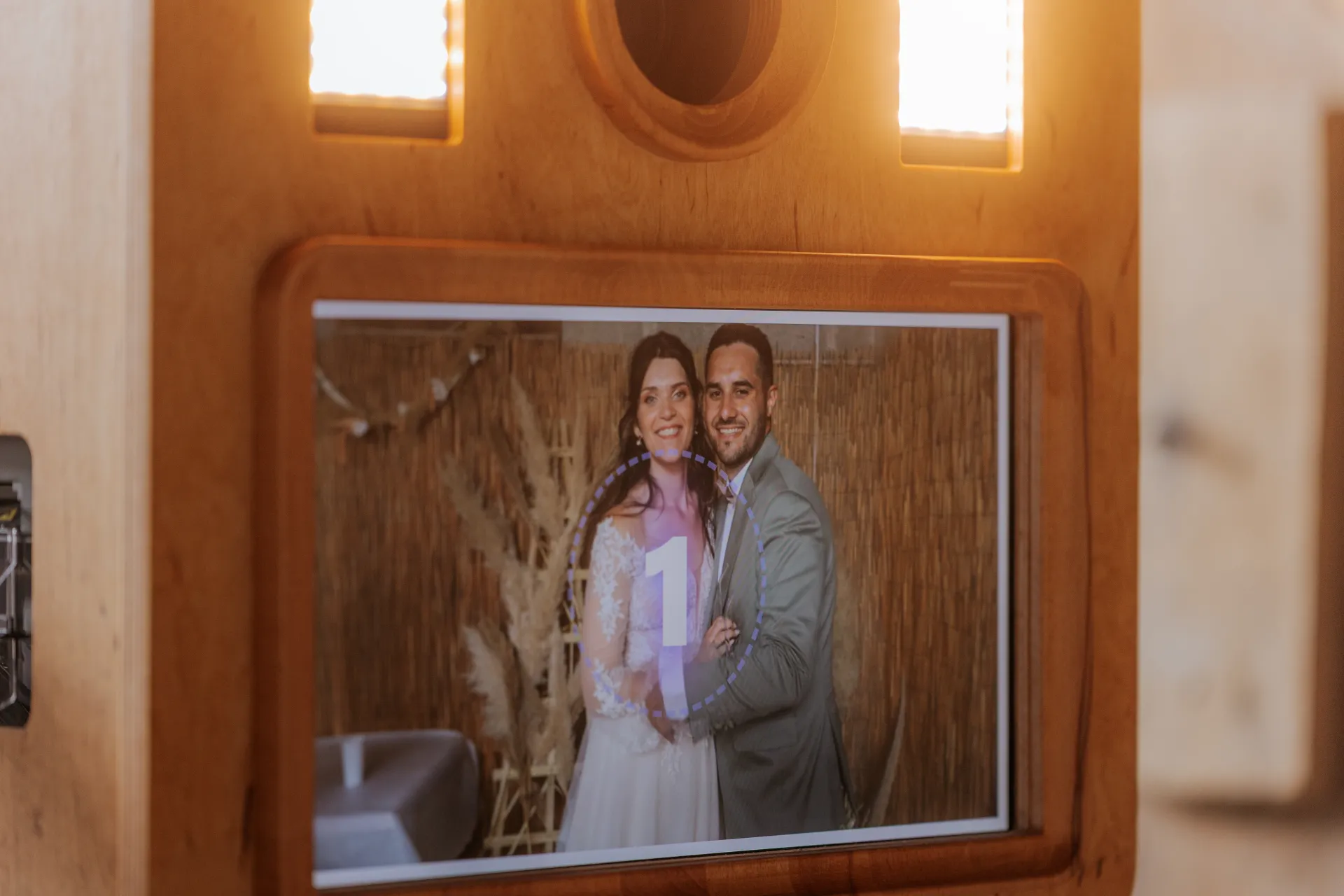 Photobooth mariage en bois à Pau avec mariés souriants à l’écran, idée animation originale pour réception