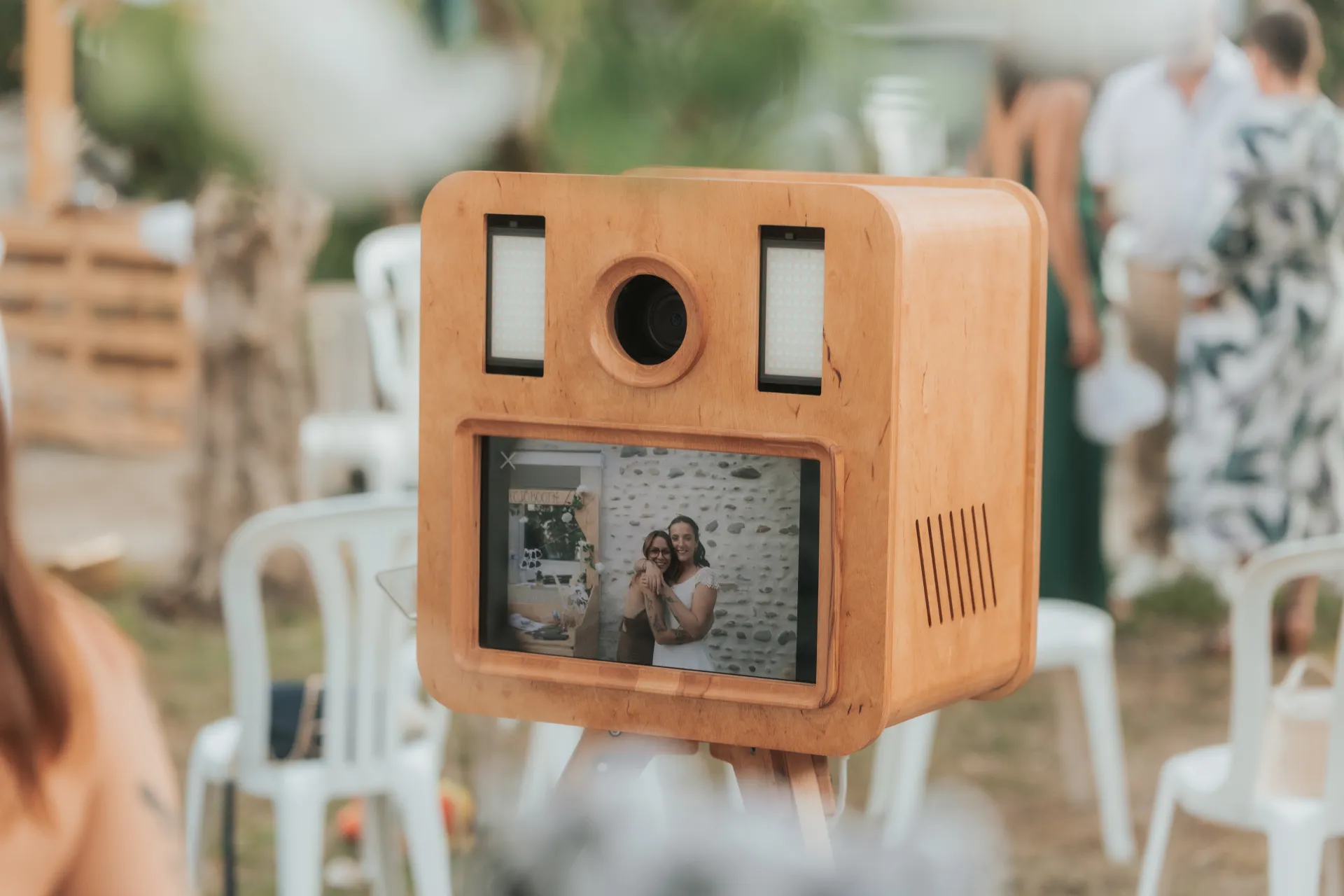 Photobooth mariage en bois à Pau avec écran et appareil photo, animation originale pour réception en extérieur