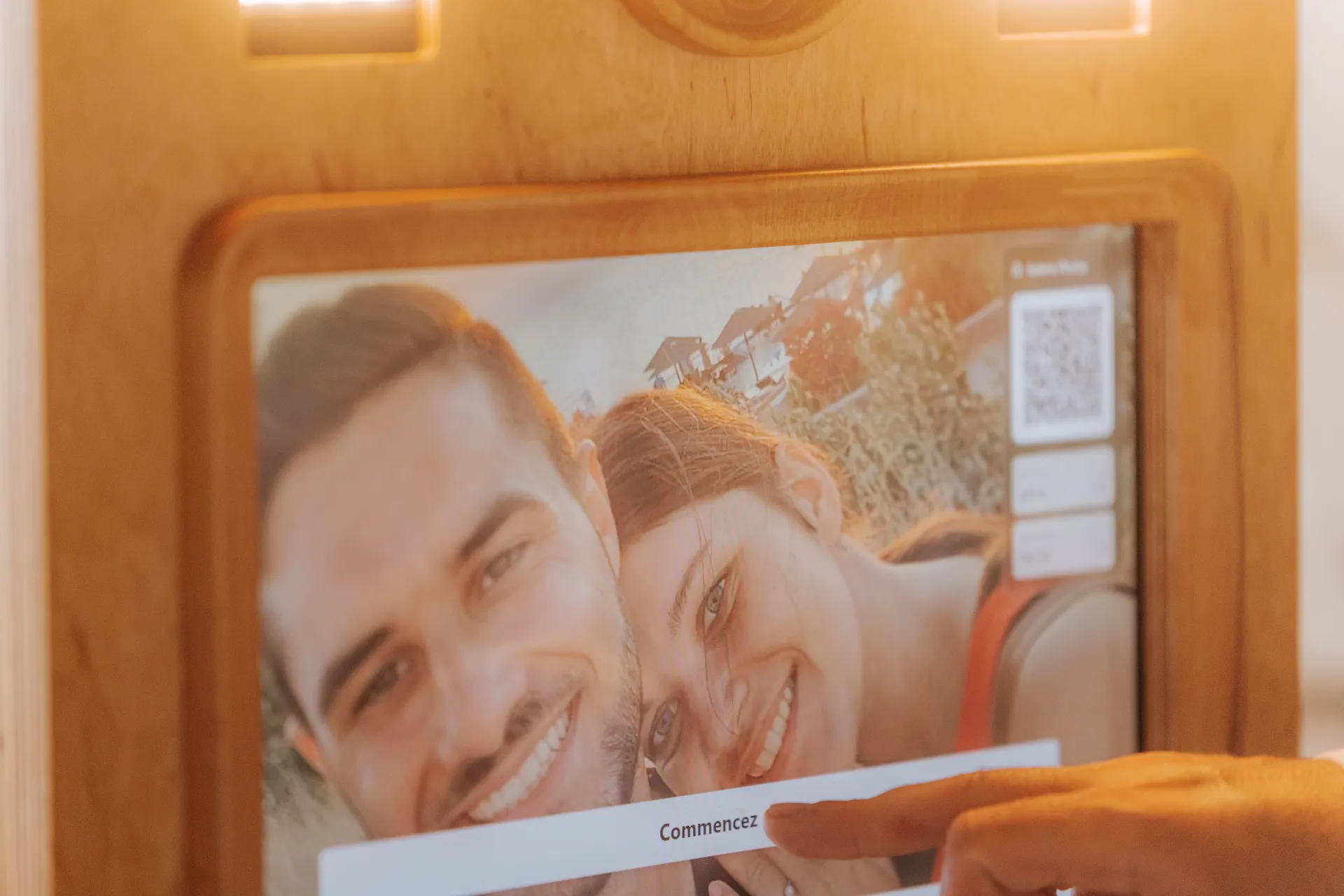 Écran de photobooth mariage à Pau avec couple souriant prêt à lancer une photo souvenir