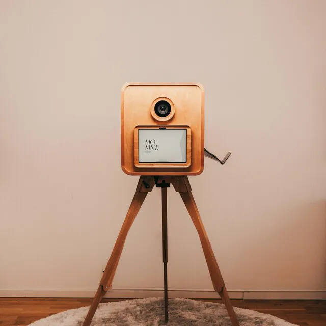 Photobooth mariage vintage à Pau sur trépied en bois, idéal pour des animations photo originales