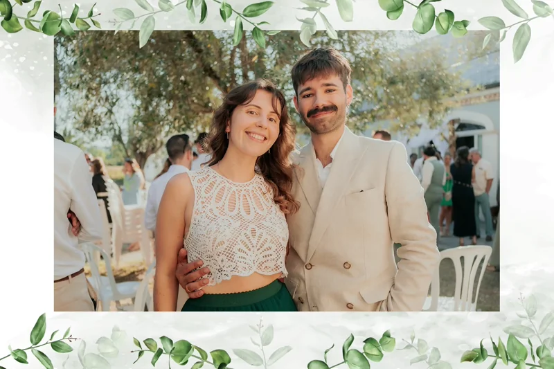 Invités souriants posant devant un photobooth de mariage à Pau lors d’une réception en extérieur