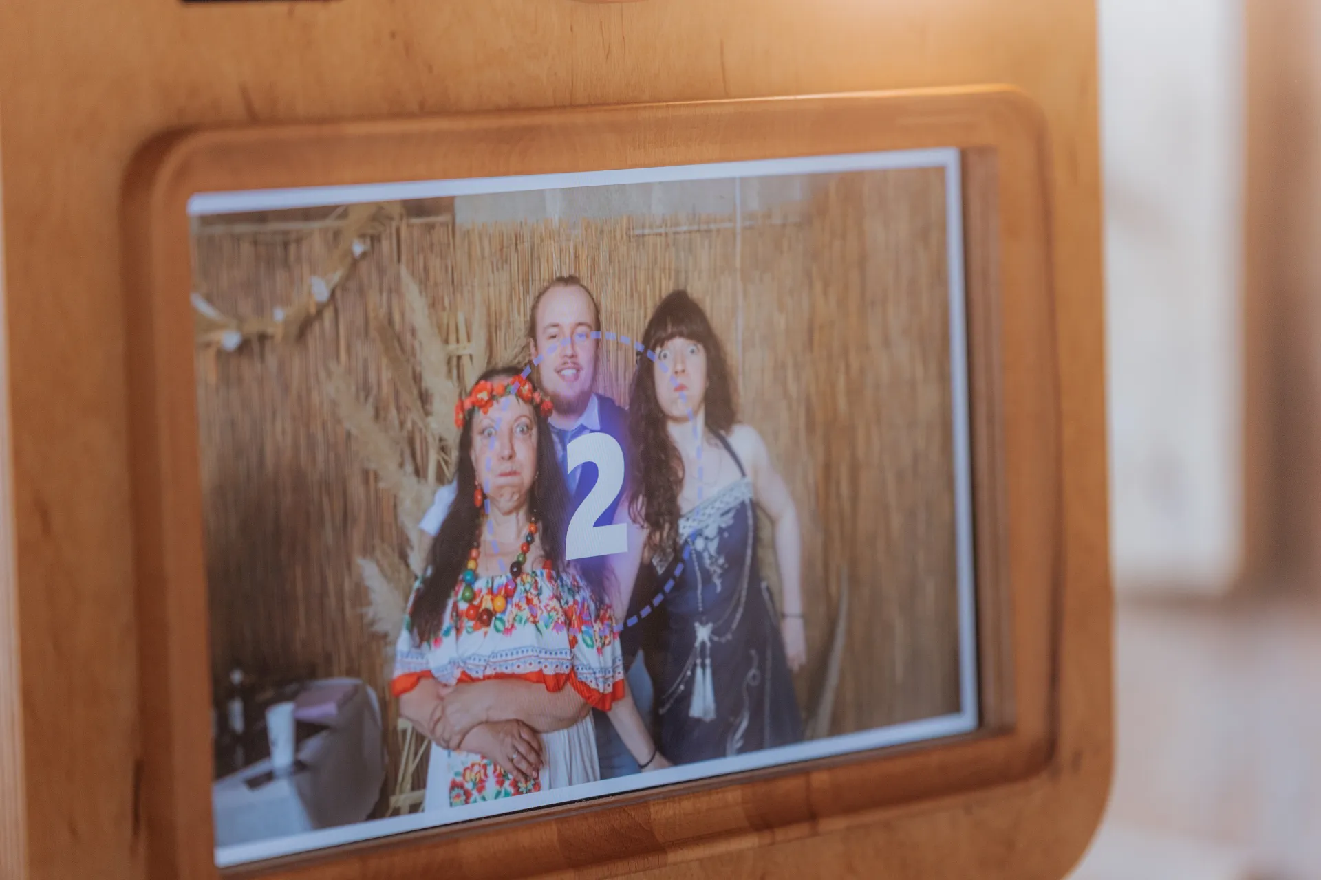 Photobooth de mariage à Pau avec trois invités déguisés posant devant l’écran de la borne photo