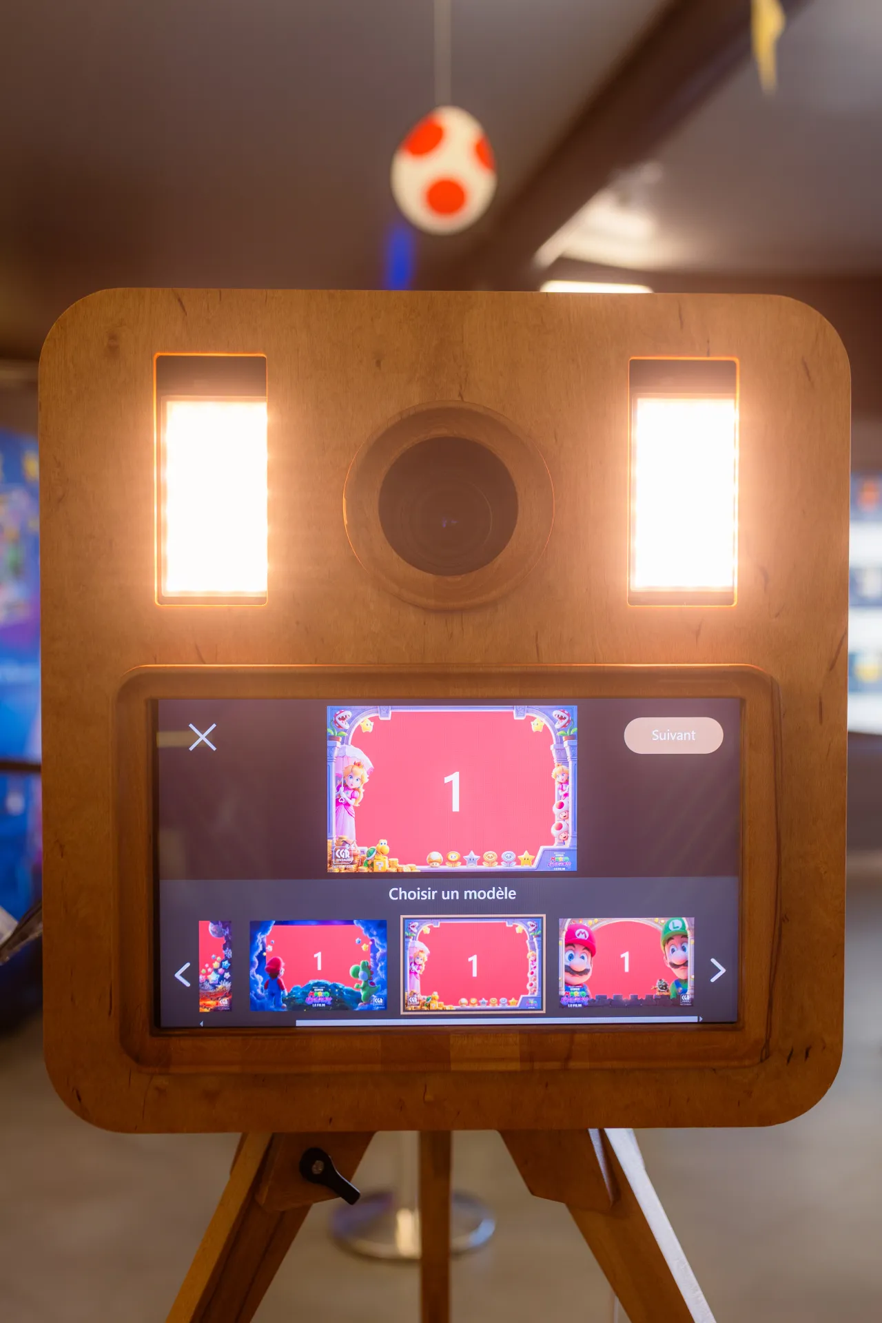 Photobooth Mario Galaxy au CGR Pau Université avec borne photo en bois et écran de personnalisation