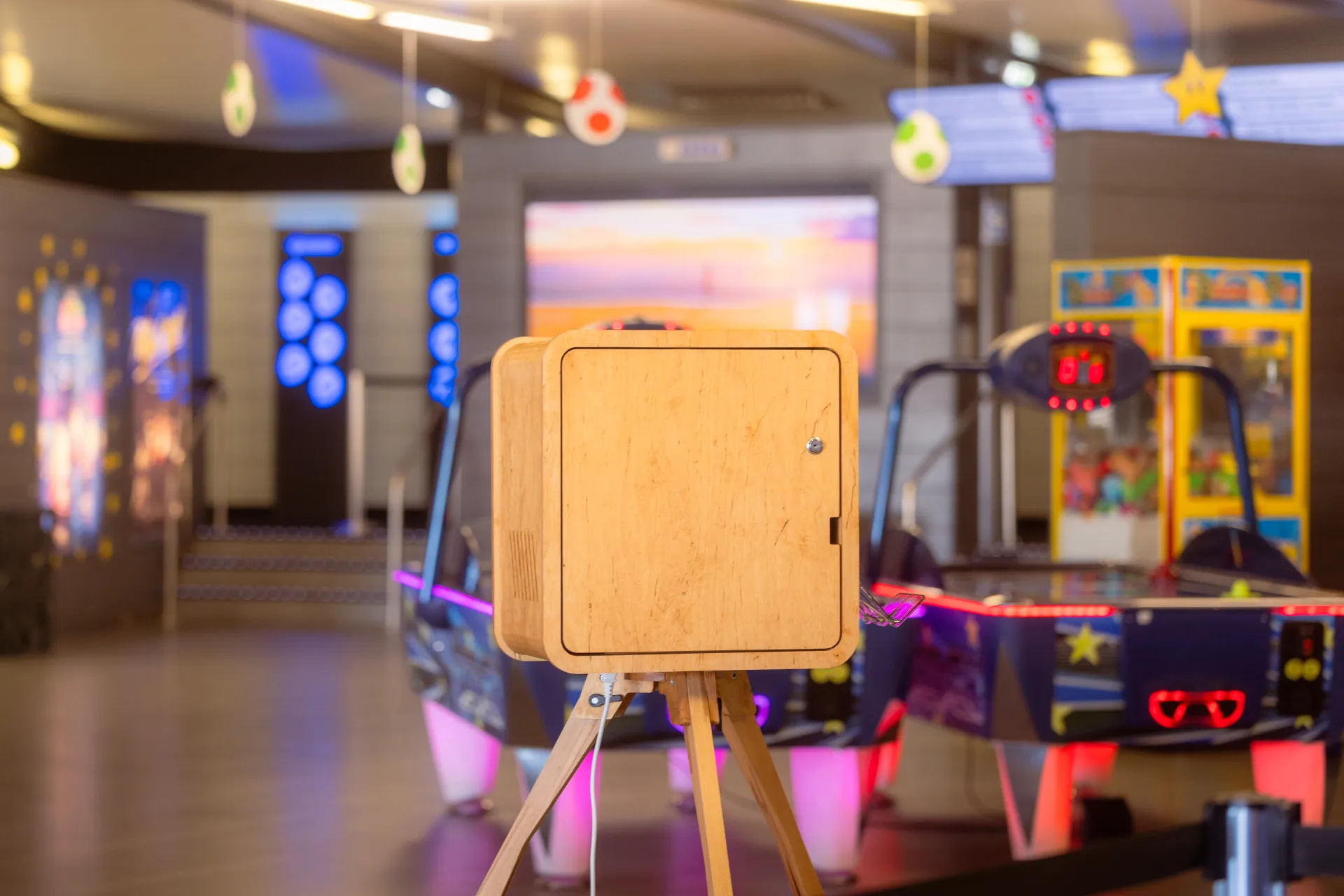 Photobooth en bois au CGR Pau Université, décor Mario Galaxy avec jeux d’arcade et ambiance cinéma