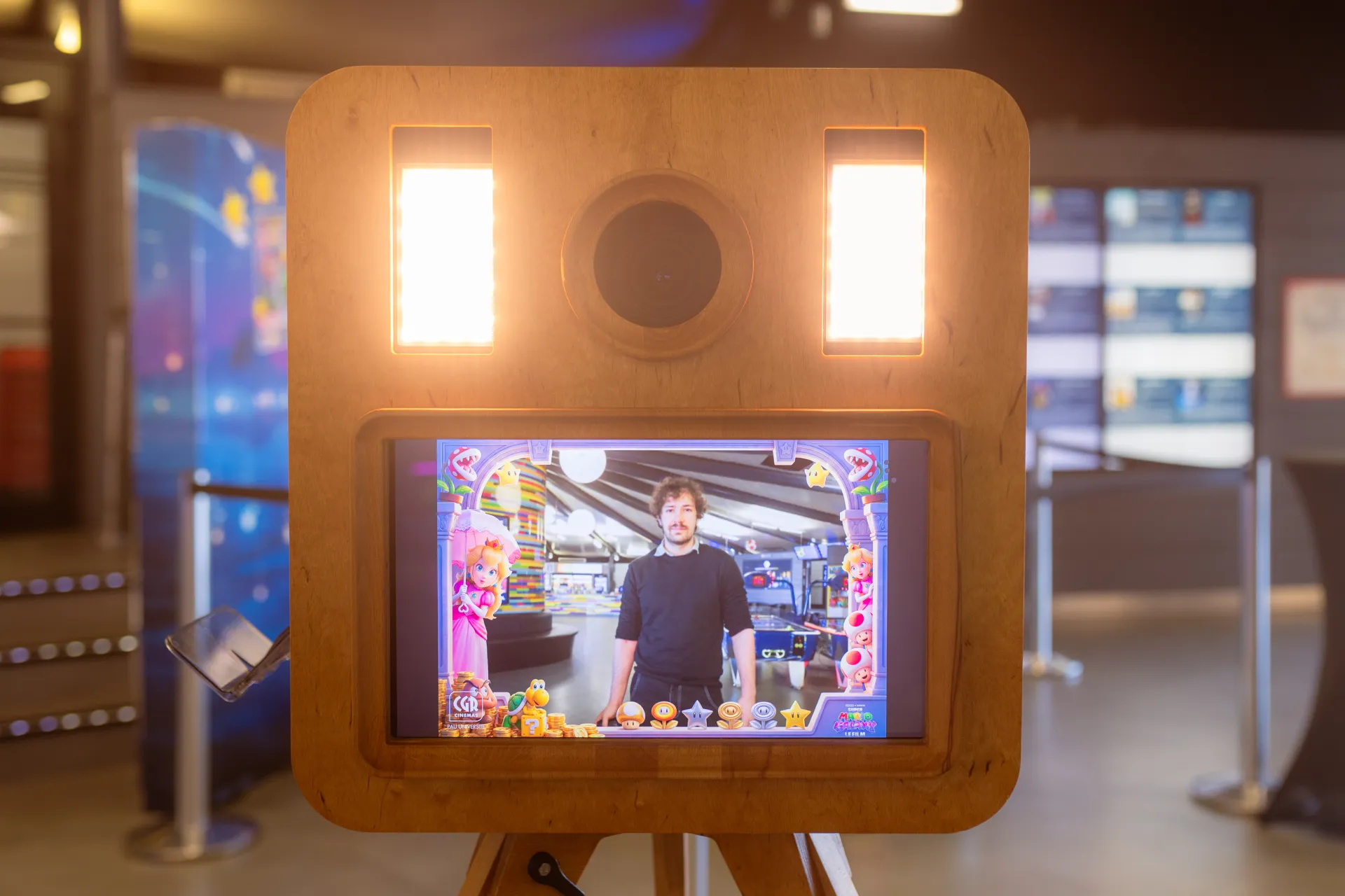 Photobooth en bois au CGR Pau Université avec cadre Mario Galaxy affiché à l’écran lors d’une animation photo événementielle