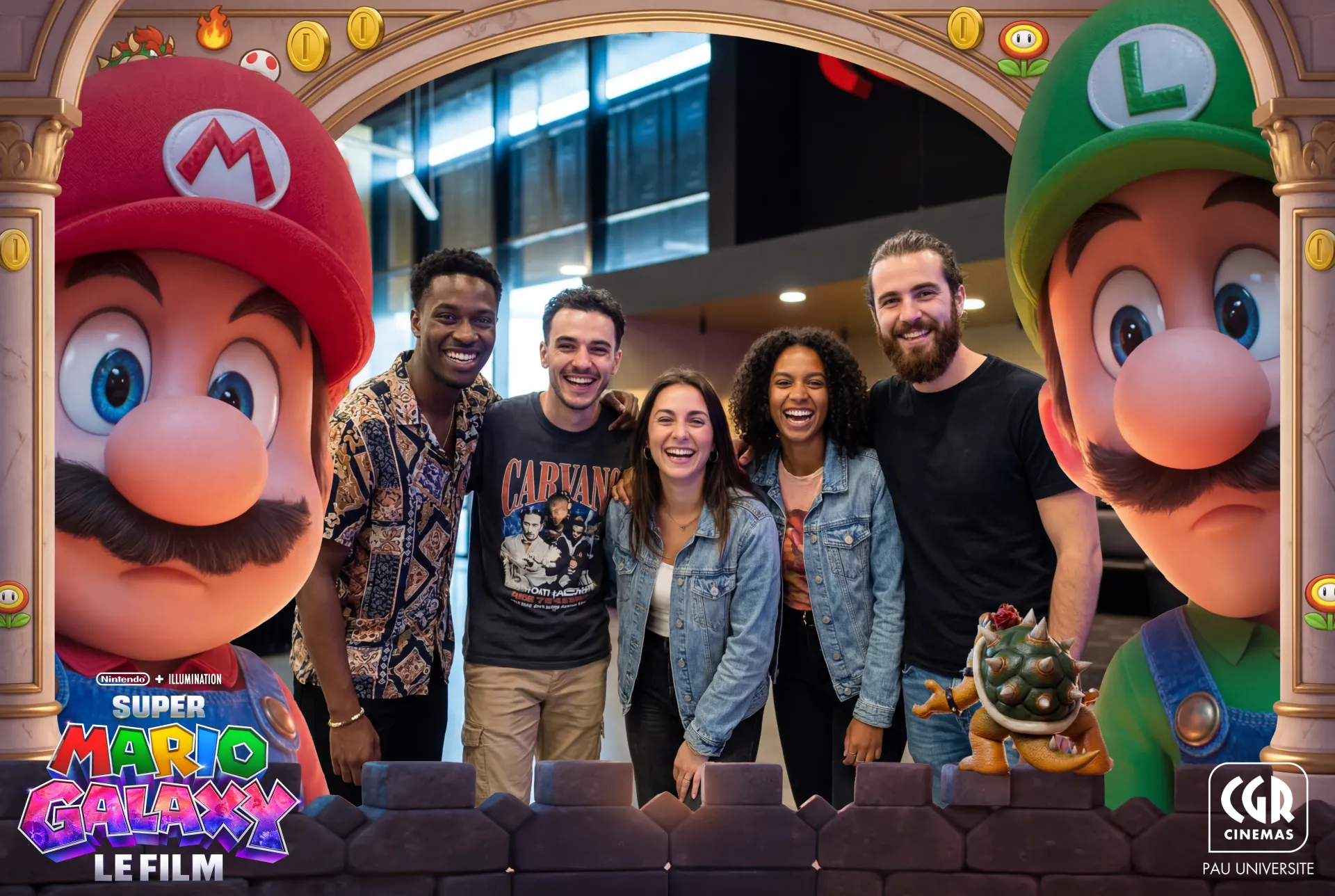 Groupe d’amis au photobooth Mario Galaxy au CGR Pau Université, entre Mario et Luigi, sourires et ambiance cinéma