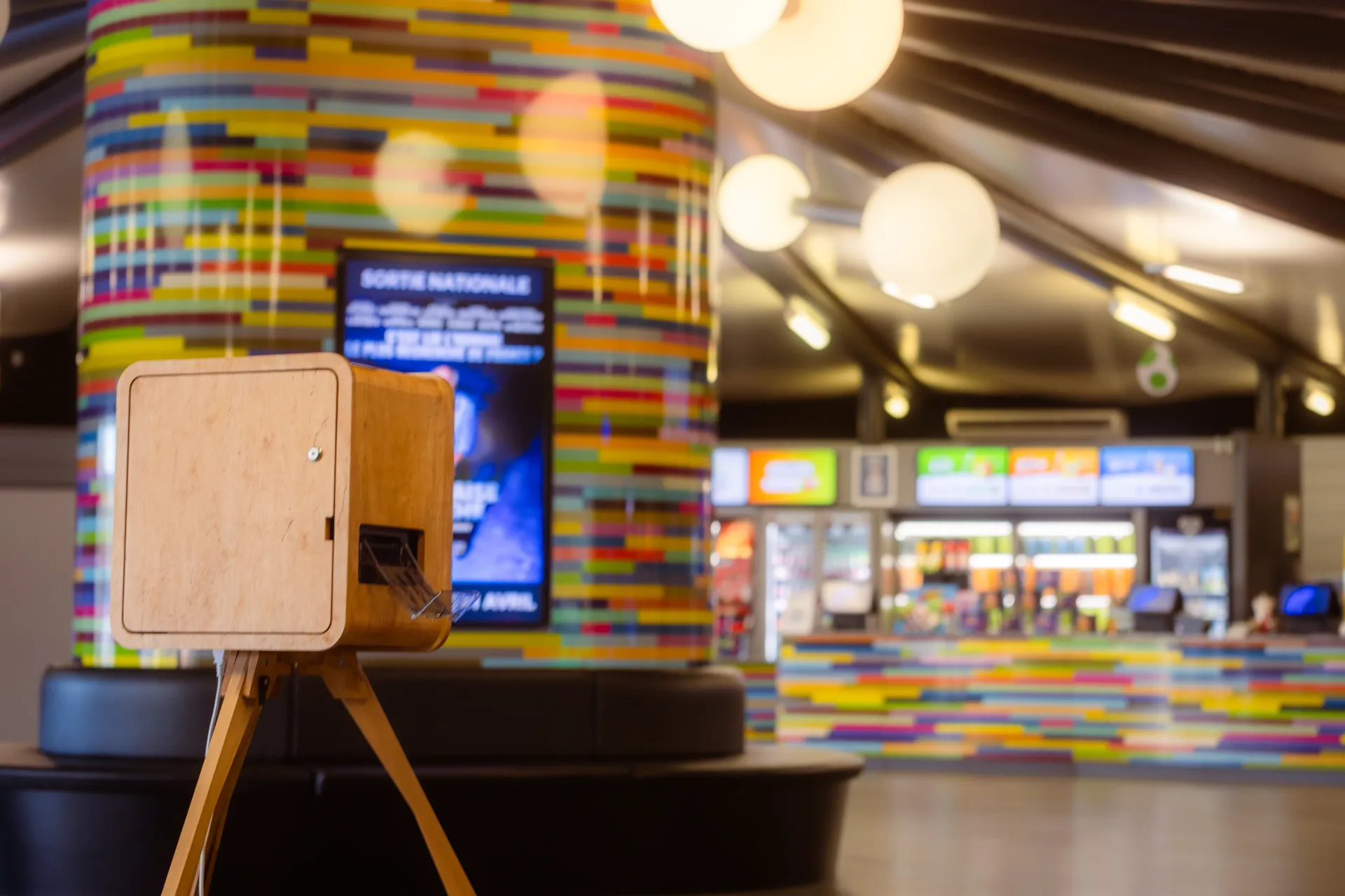 Photobooth en bois installé au CGR Pau Université pour une animation photo sur le thème Mario Galaxy