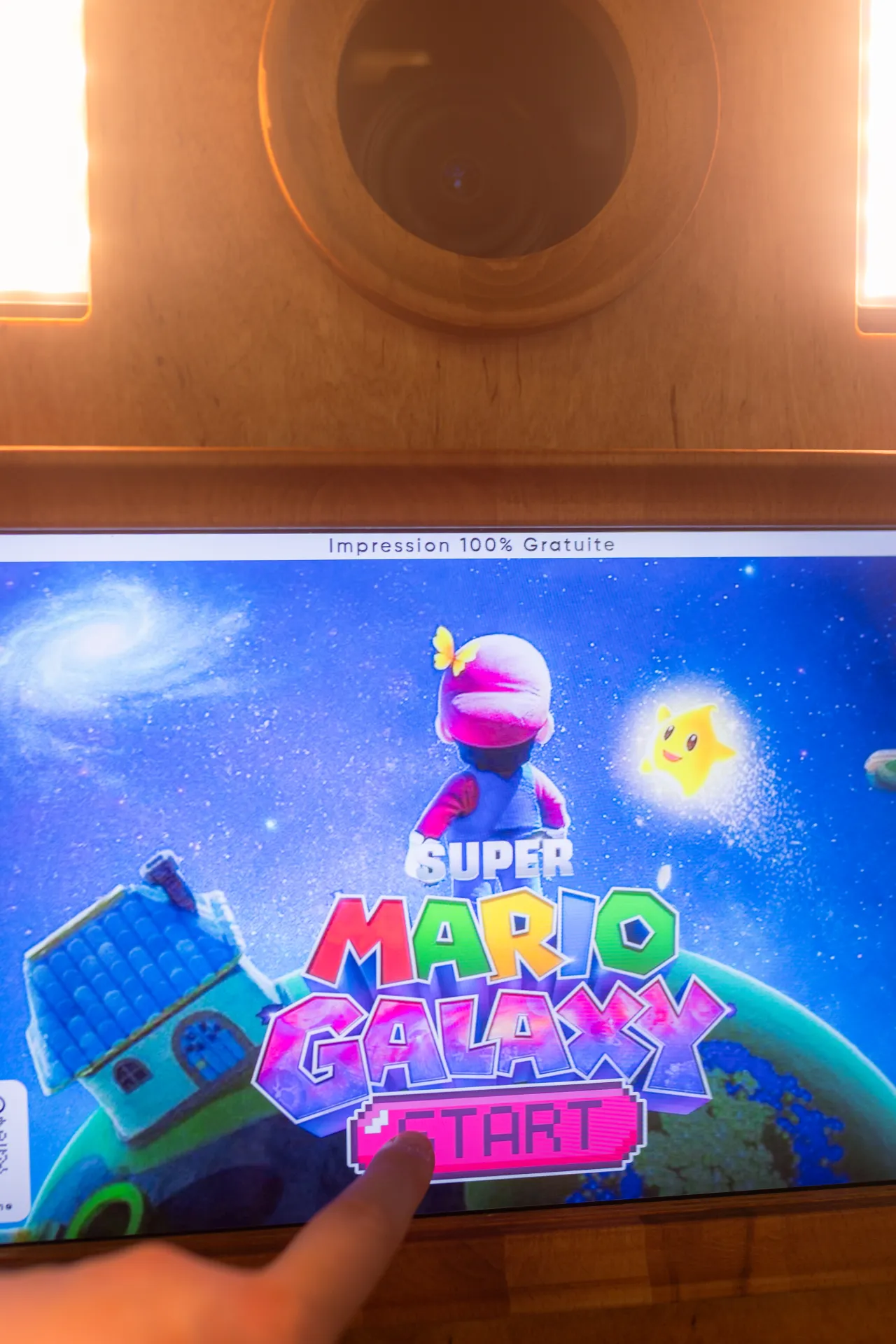 Photobooth au CGR Pau Université sur le thème Mario Galaxy, écran interactif avec décor spatial et bouton Start