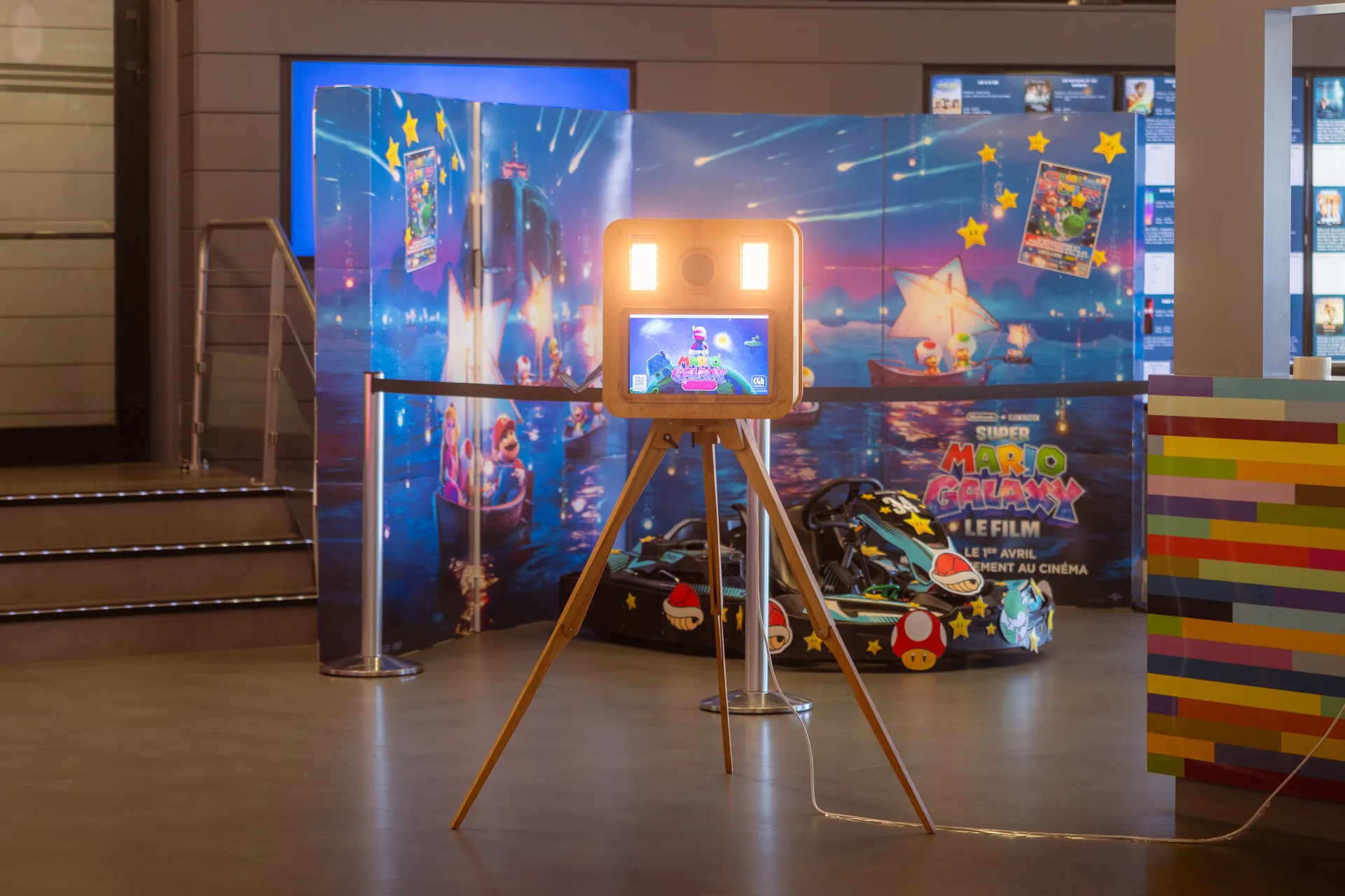 Photobooth Mario Galaxy installé au CGR Pau Université avec décor immersif Super Mario et borne photo lumineuse