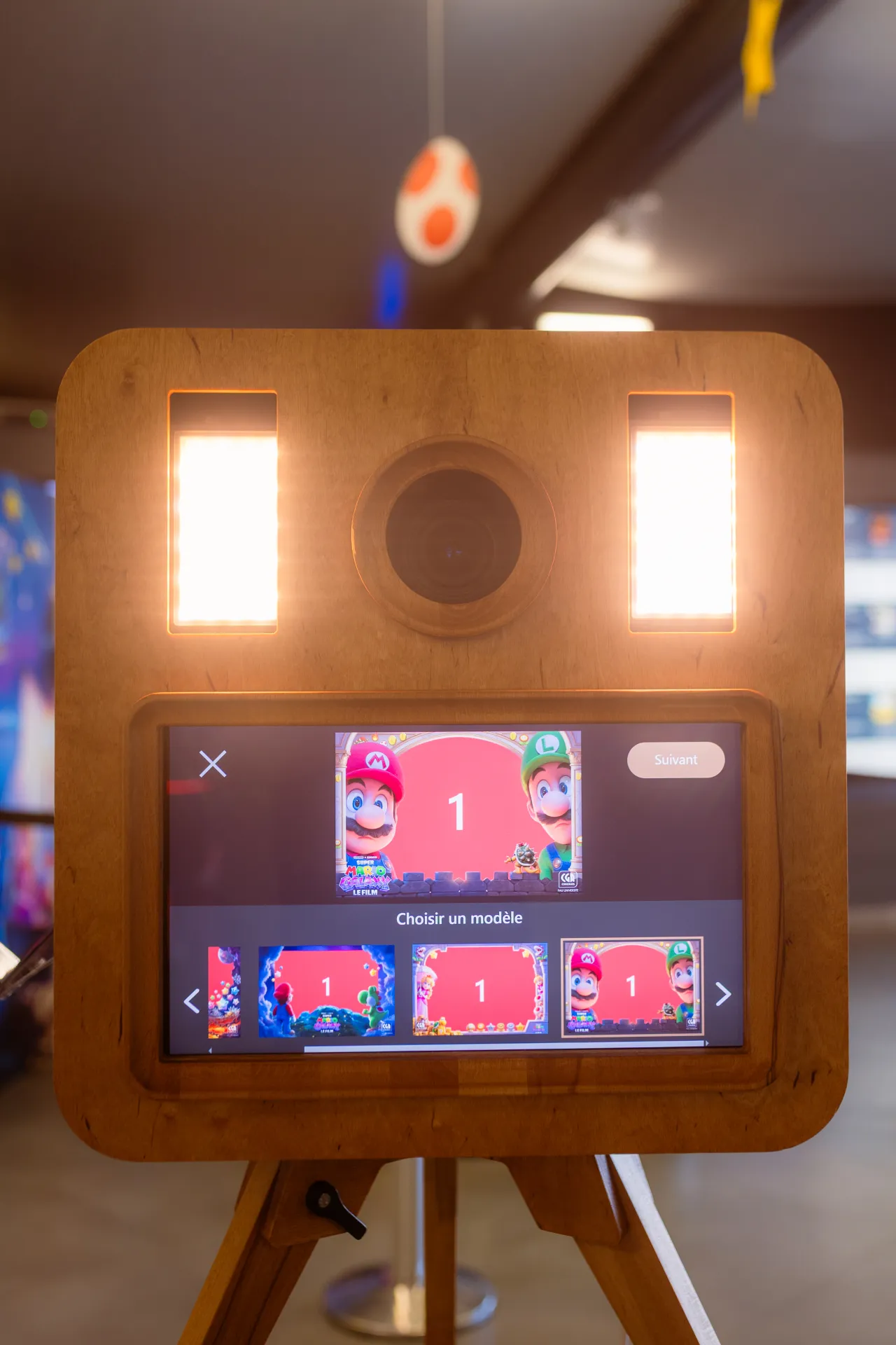 Photobooth en bois au CGR Pau Université avec interface Mario Galaxy affichée à l’écran