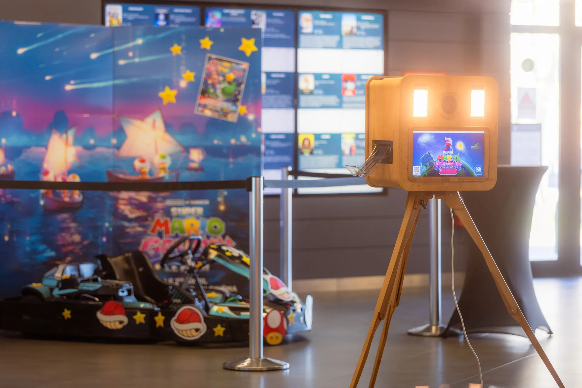 Photobooth au CGR Pau Université sur le thème Mario Galaxy avec décor immersif et borne photo en bois