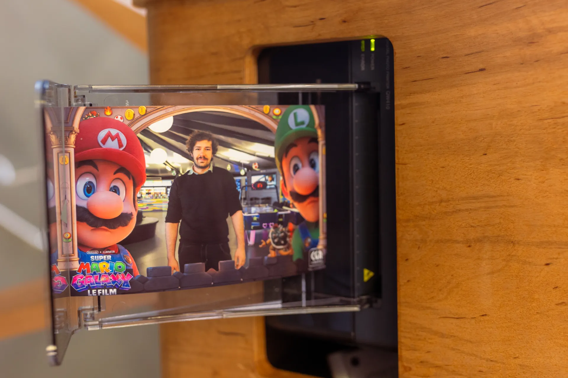 Tirage photo du photobooth Mario Galaxy au CGR Pau Université avec un invité encadré par Mario et Luigi