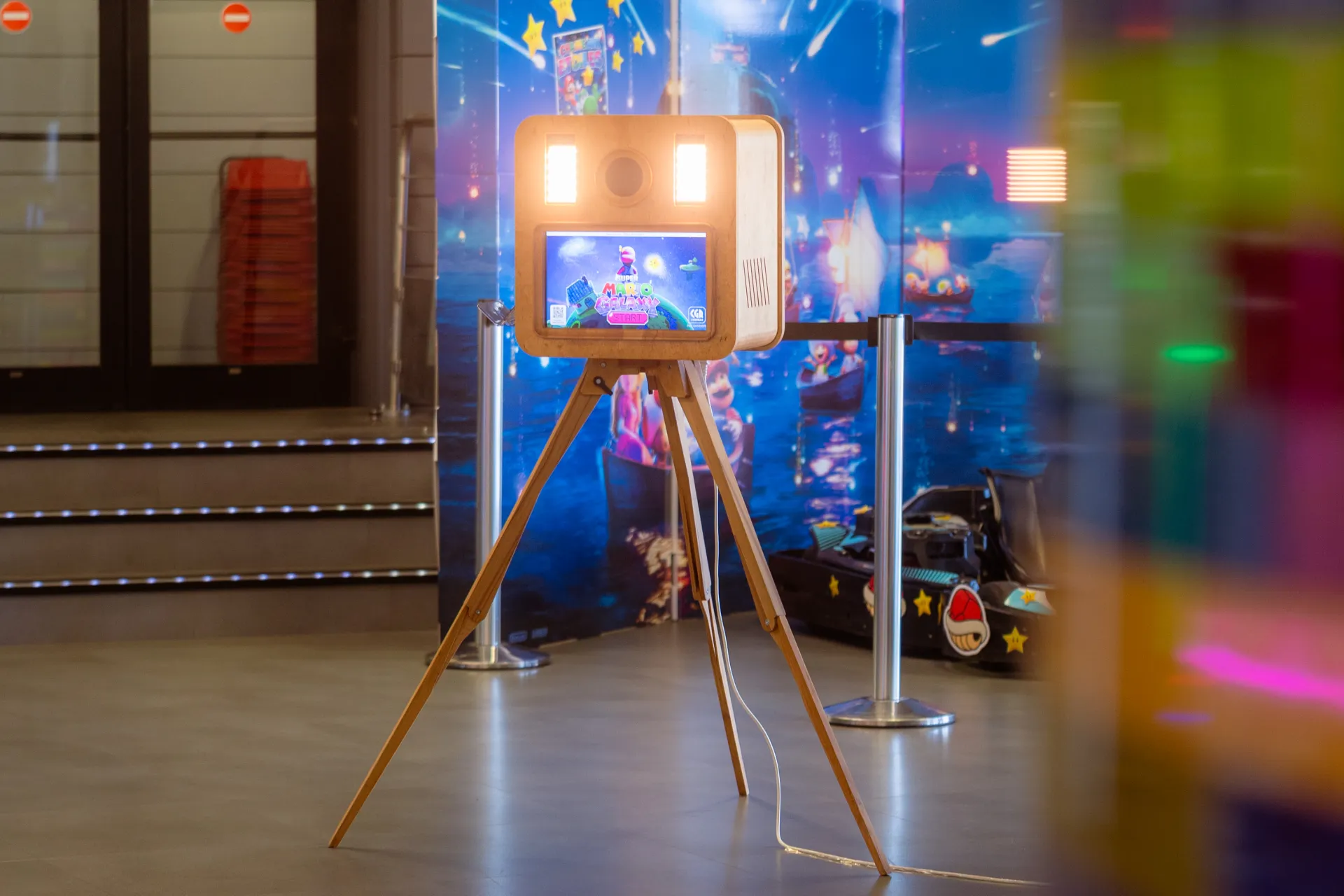 Photobooth en bois au CGR Pau Université, décor Mario Galaxy en fond pour une animation photo immersive