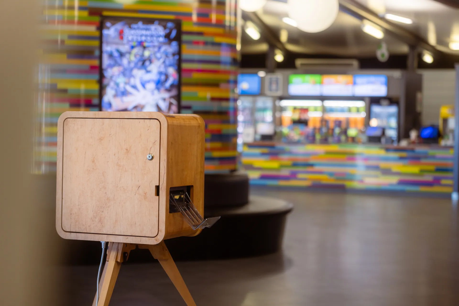 Photobooth en bois installé au CGR Pau Université pour une animation photo sur le thème Mario Galaxy