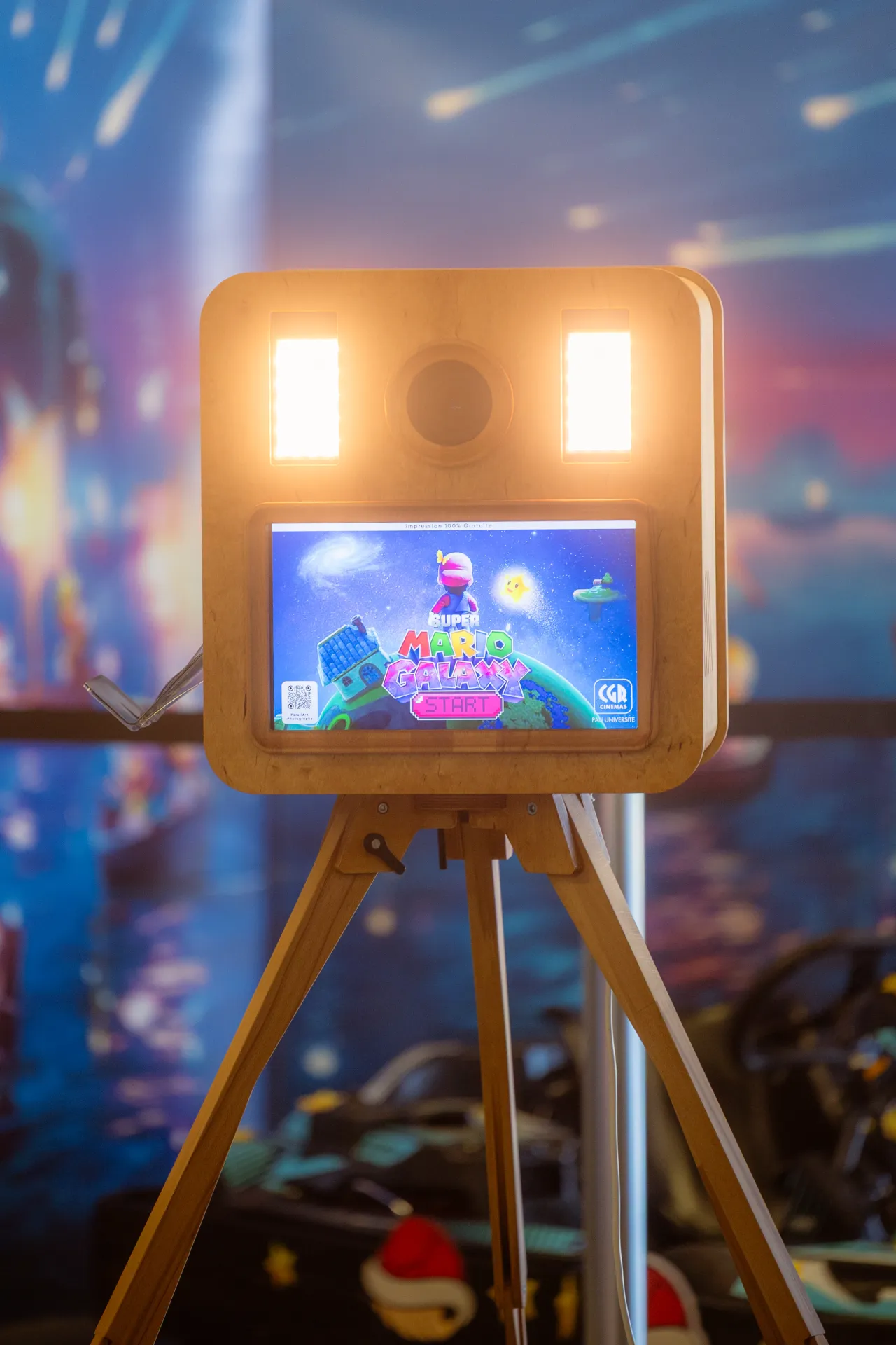 Photobooth en bois au CGR Pau Université, décor Mario Galaxy et ambiance immersive pour animation photo événementielle