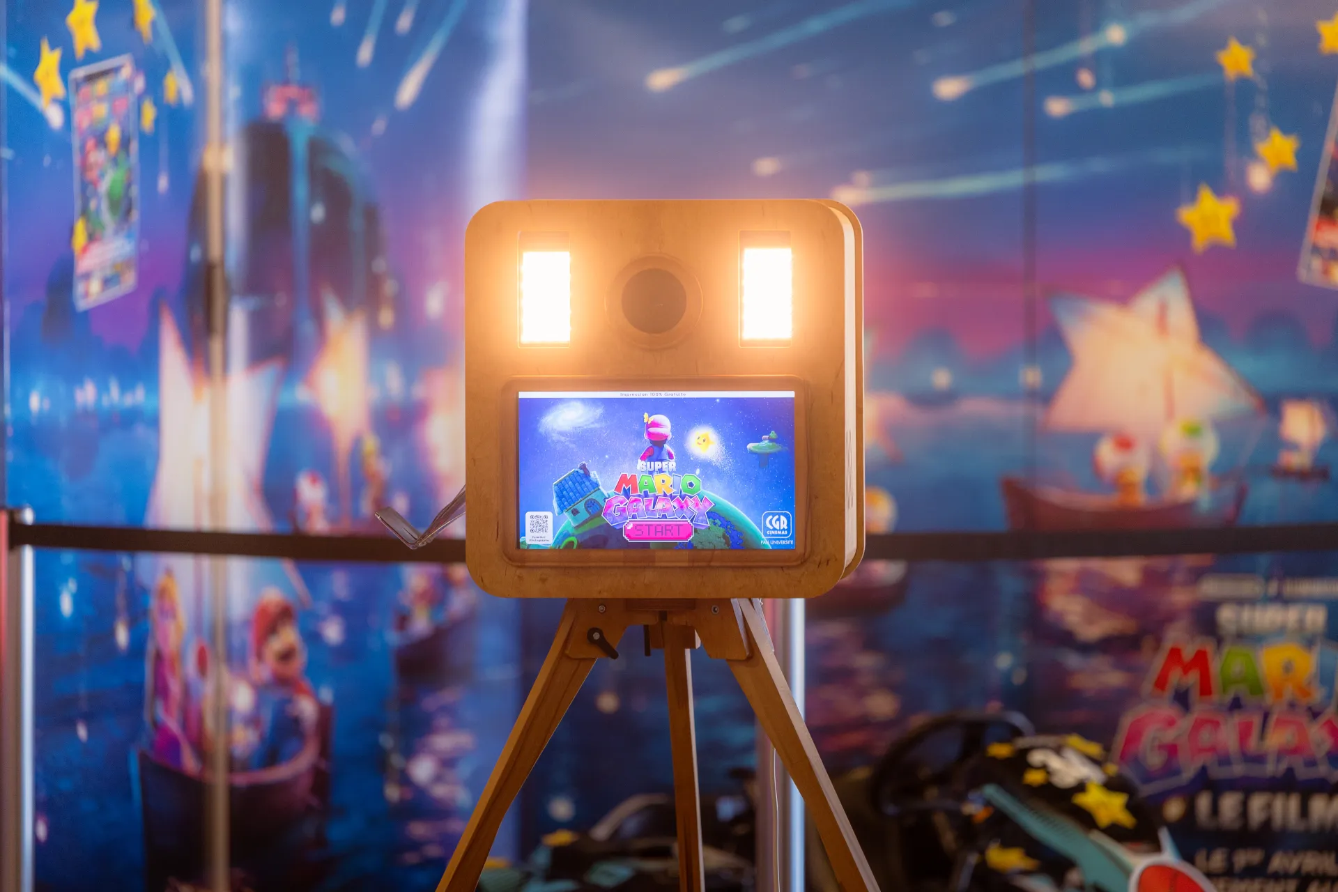 Photobooth Mario Galaxy installé au CGR Pau Université, borne photo lumineuse devant un décor immersif coloré
