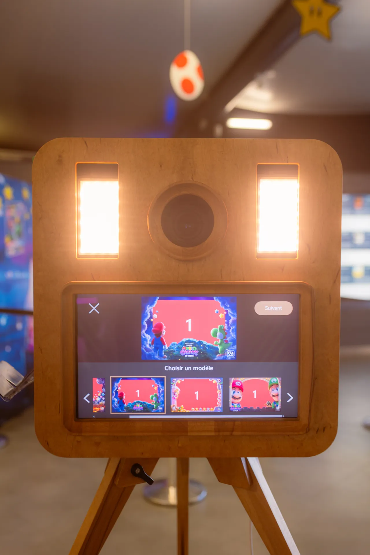 Photobooth en bois au CGR Pau Université avec interface Mario Galaxy affichée à l’écran