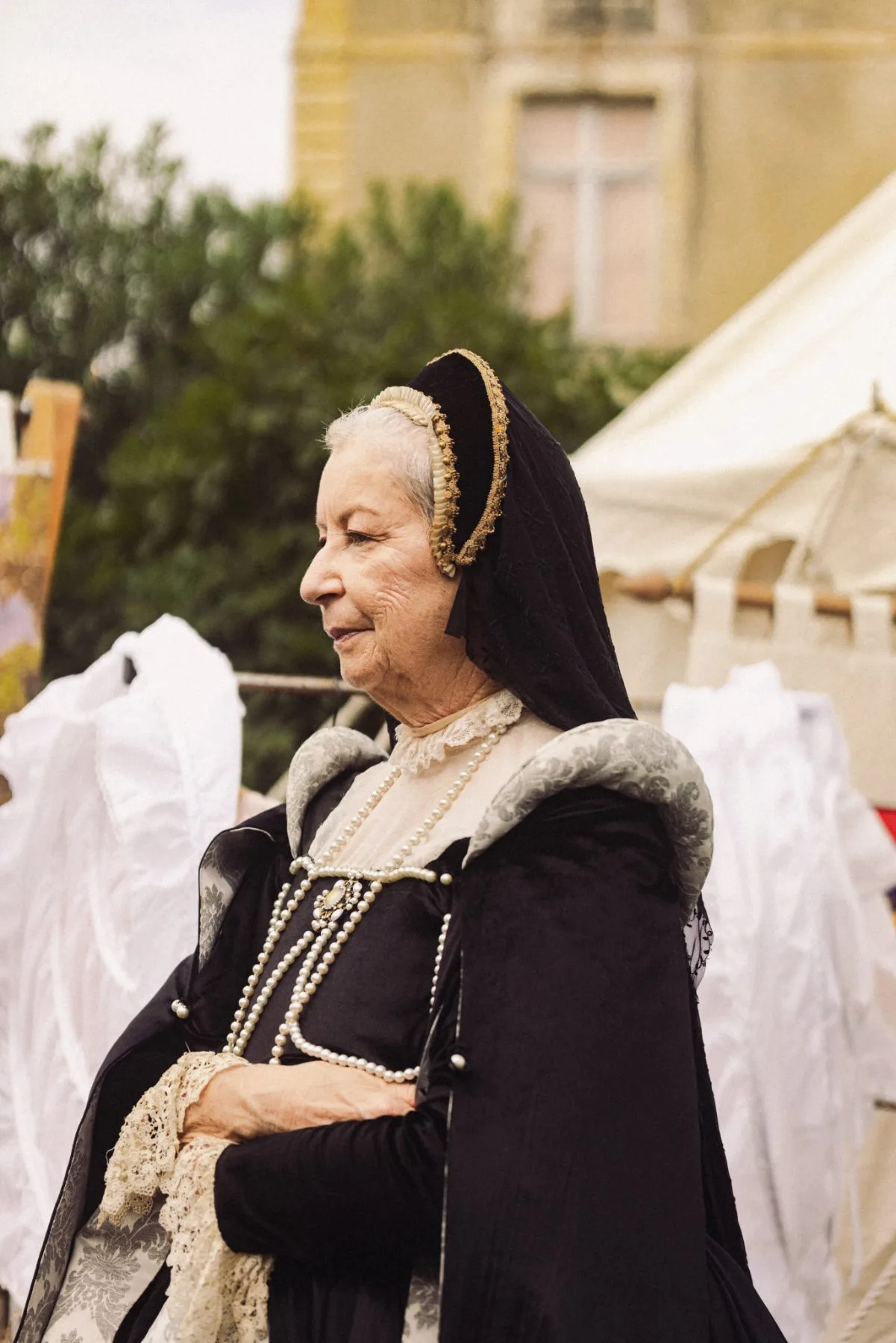 Dame en costume Renaissance au Château de Bidache, symbole d’un événement patrimonial immersif