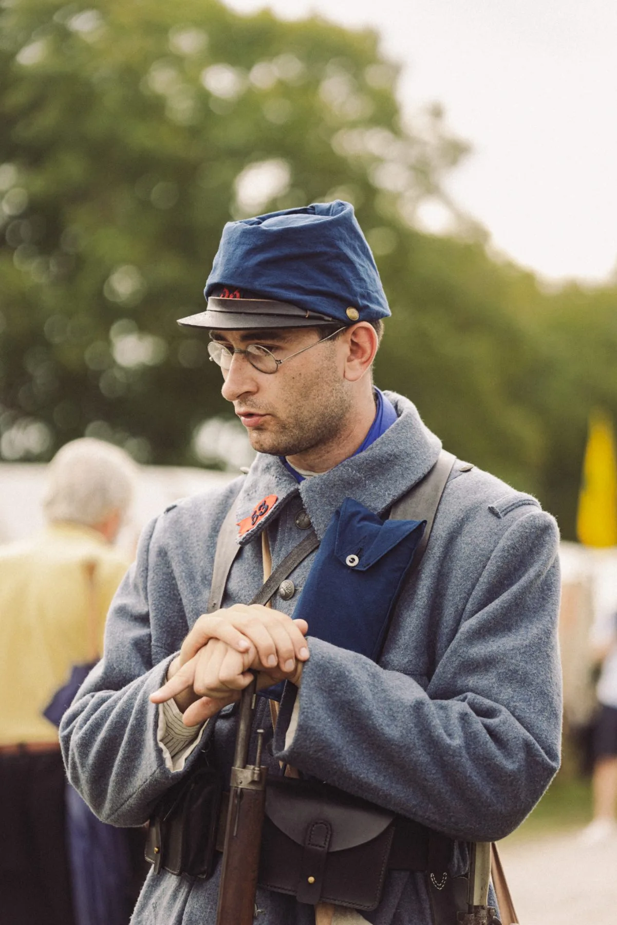 Reconstituteur en uniforme d’époque au Château de Bidache, symbole d’une identité visuelle immersive