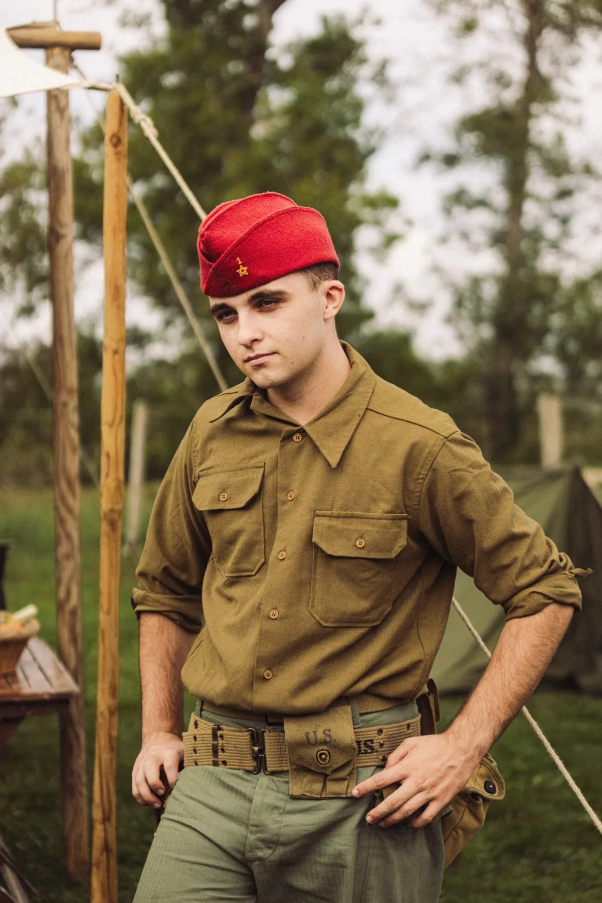 Participant en costume militaire vintage lors d’un événement immersif au Château de Bidache