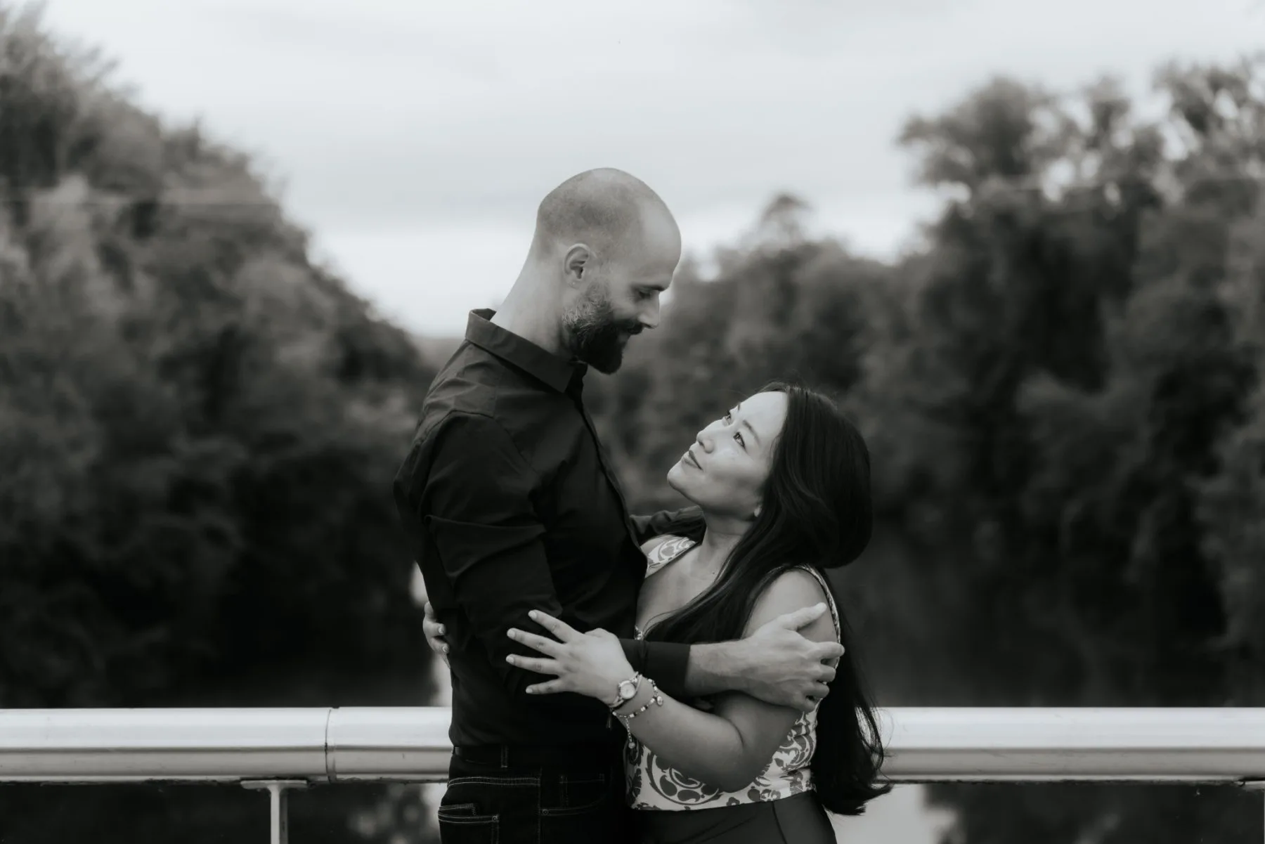 Couple enlacé au Stade des eaux vives à Pau lors d’une séance photo d’anniversaire naturelle et romantique