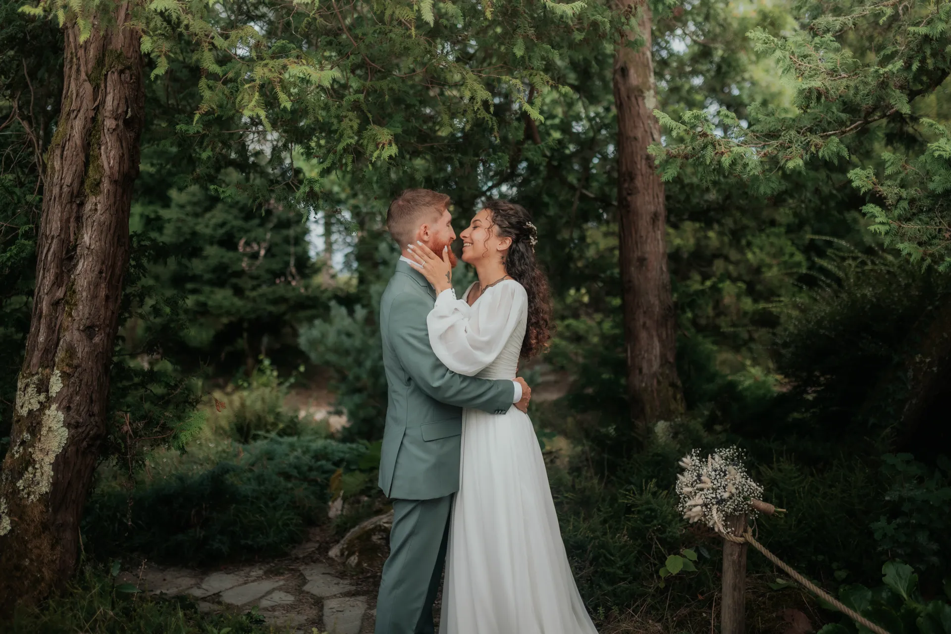 Couple de mariés enlacés au Théâtre de Verdure à Pau, séance photo mariage romantique en pleine nature