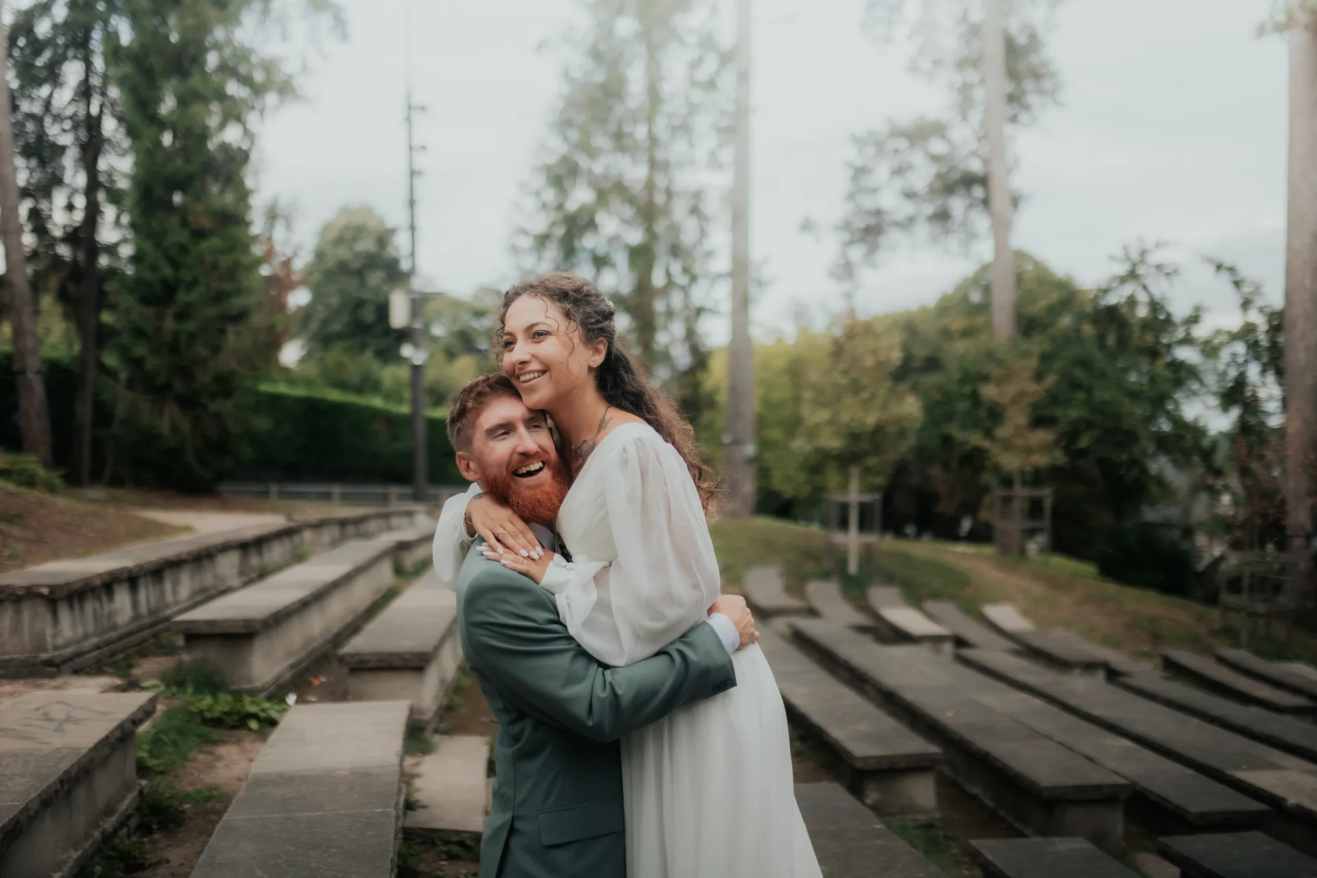 Couple enlacé au Théâtre de Verdure à Pau, séance photo de mariage lifestyle en lumière naturelle