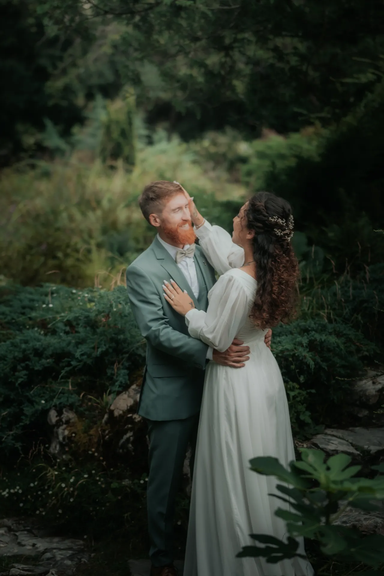 Couple de mariés enlacés au Théâtre de Verdure à Pau, séance photo mariage dans un écrin de verdure