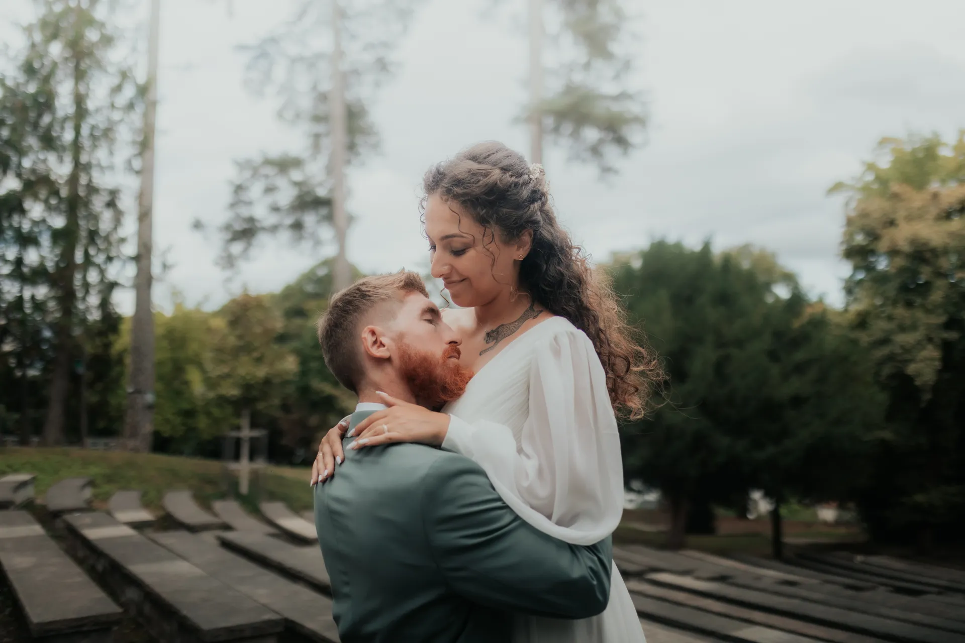 Couple enlacé au Théâtre de Verdure à Pau, séance photo de mariage lifestyle en lumière douce