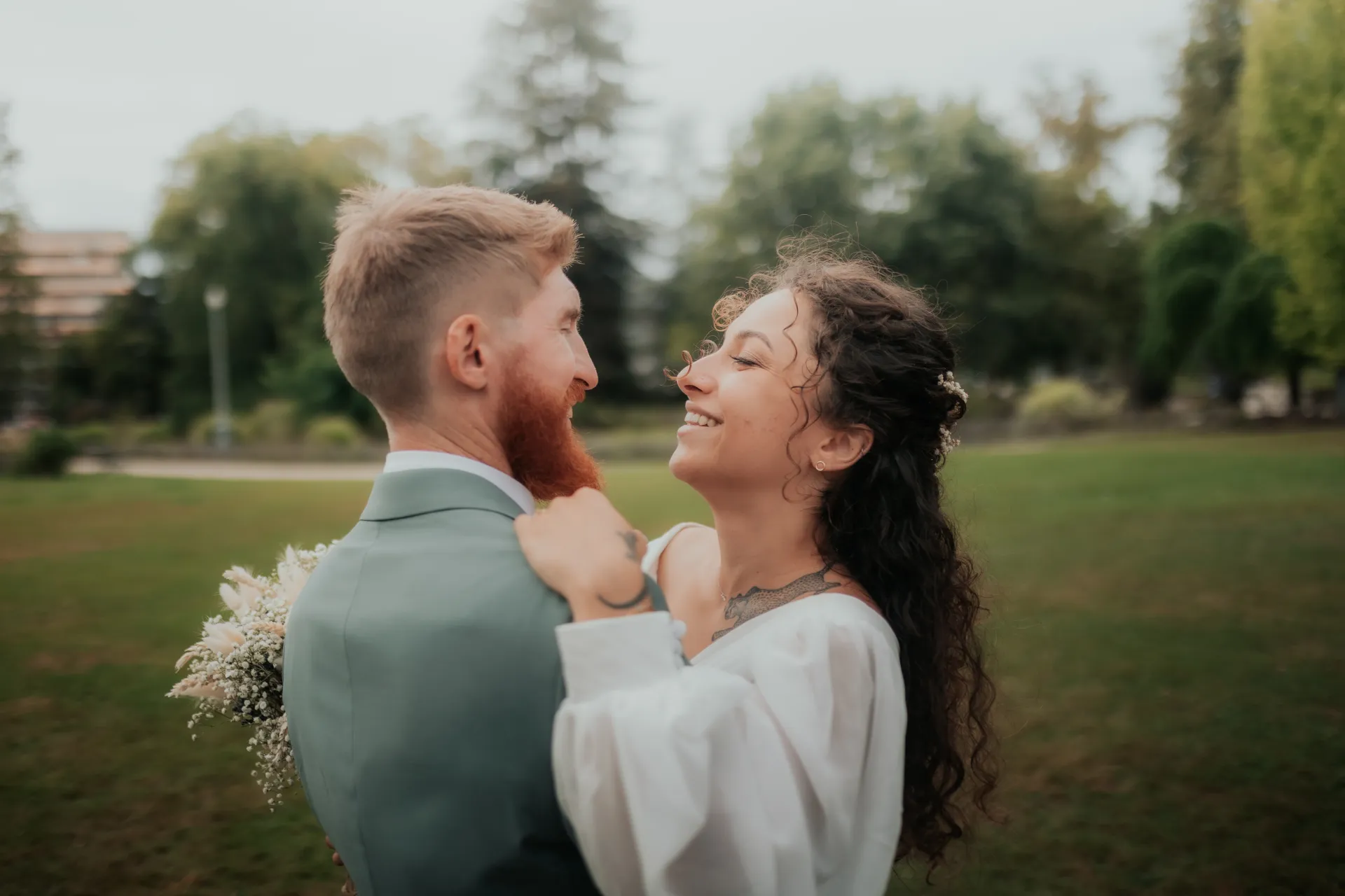 Jeunes mariés enlacés au Théâtre de Verdure à Pau, séance couple lumineuse en extérieur