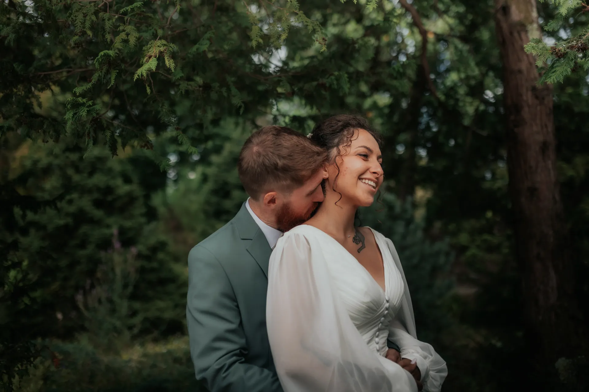 Couple de mariés enlacé en pleine nature au Théâtre de Verdure, séance photo de mariage romantique à Pau