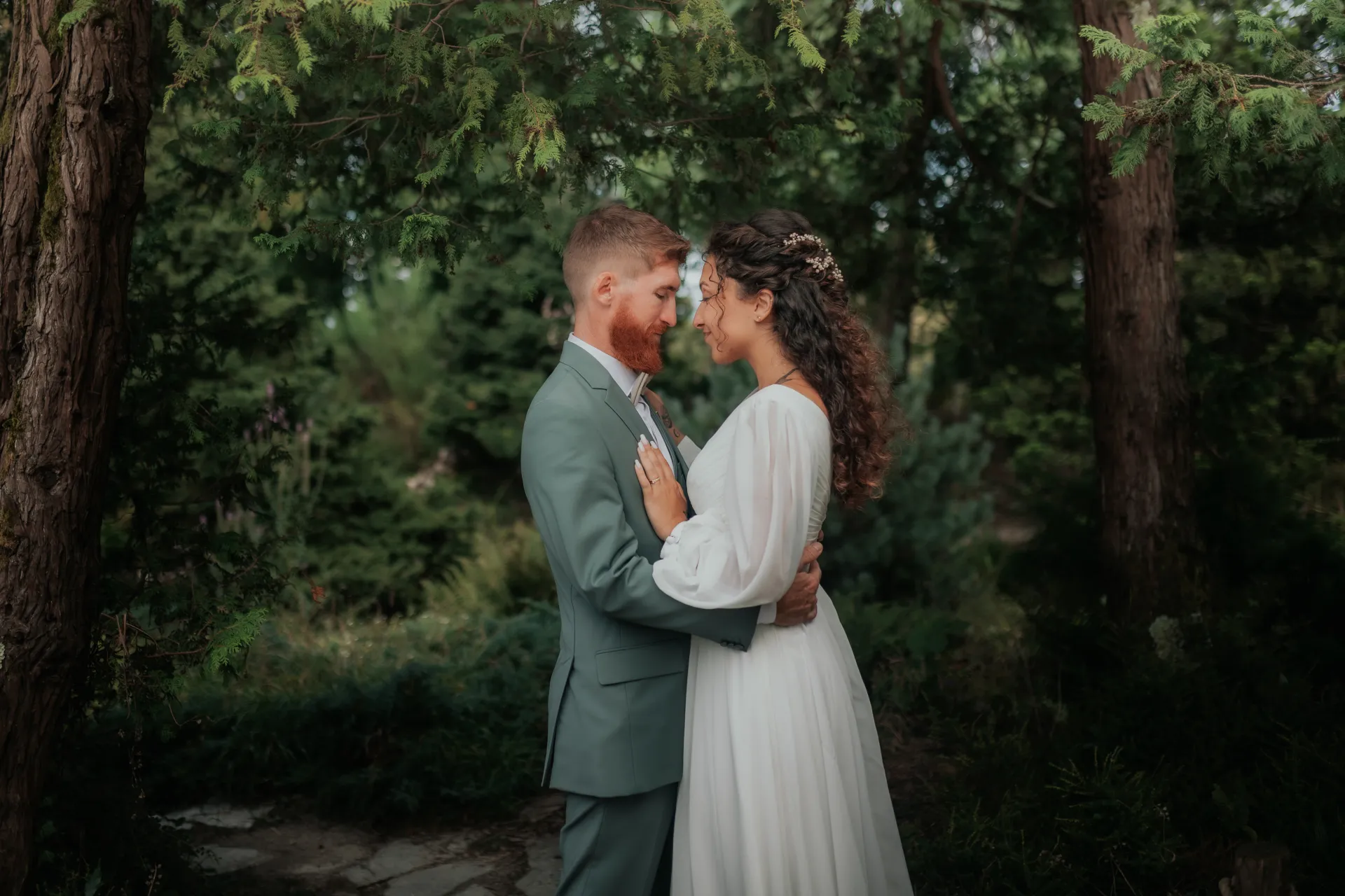 Couple de mariés enlacés sous les arbres au Théâtre de Verdure, séance photo mariage romantique à Pau