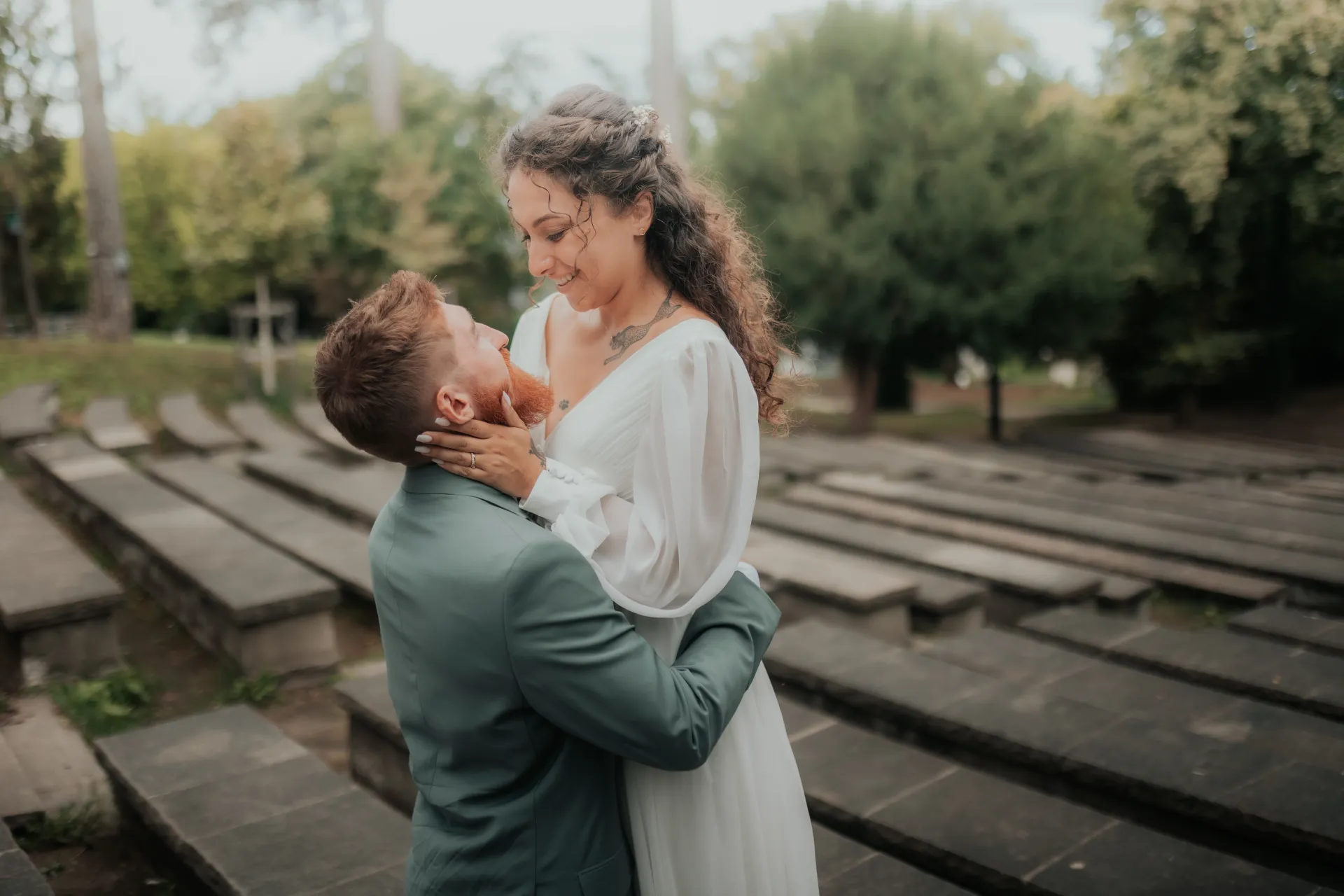 Couple enlacé au Théâtre de Verdure à Pau, séance photo mariage en lumière naturelle