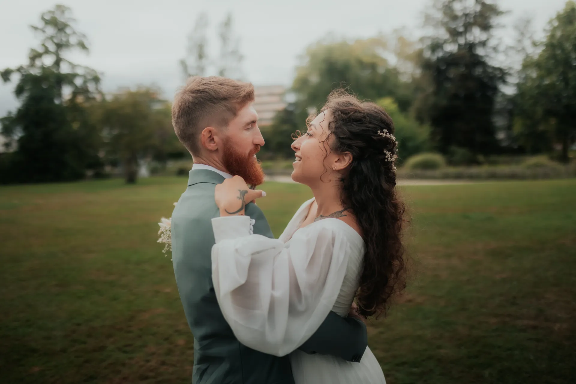 Couple de mariés enlacés au Théâtre de Verdure à Pau, séance photo de mariage lifestyle en lumière douce