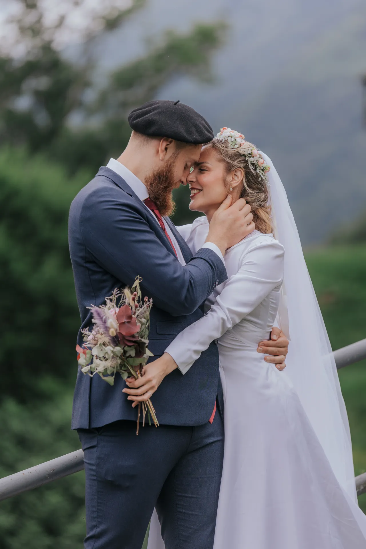 Mariés enlacés à Castet près de l’Église Saint-Polycarpe, séance couple romantique en montagne