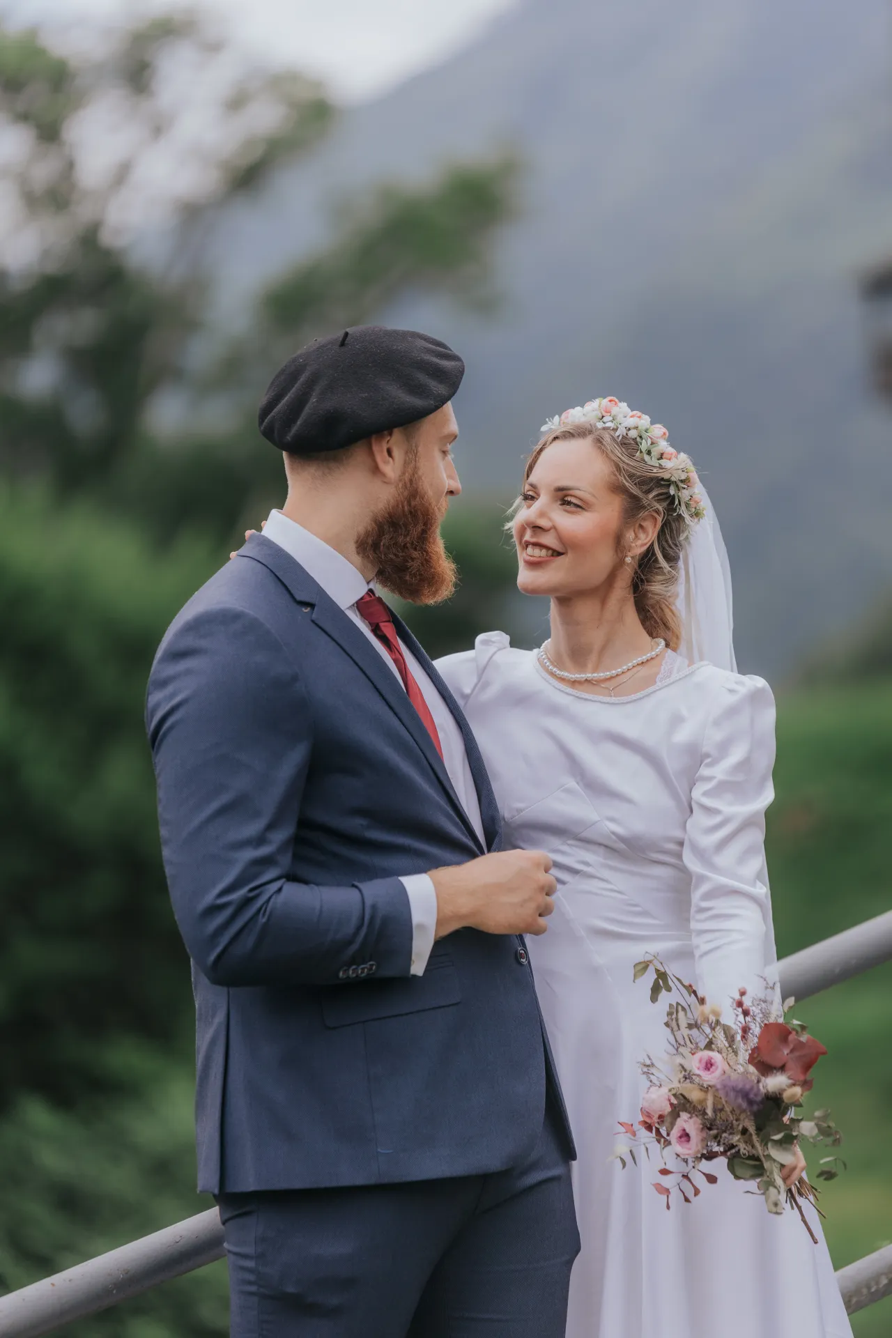 Mariés en séance couple à Castet près de l’Église Saint-Polycarpe, portrait romantique avec montagnes en arrière-plan