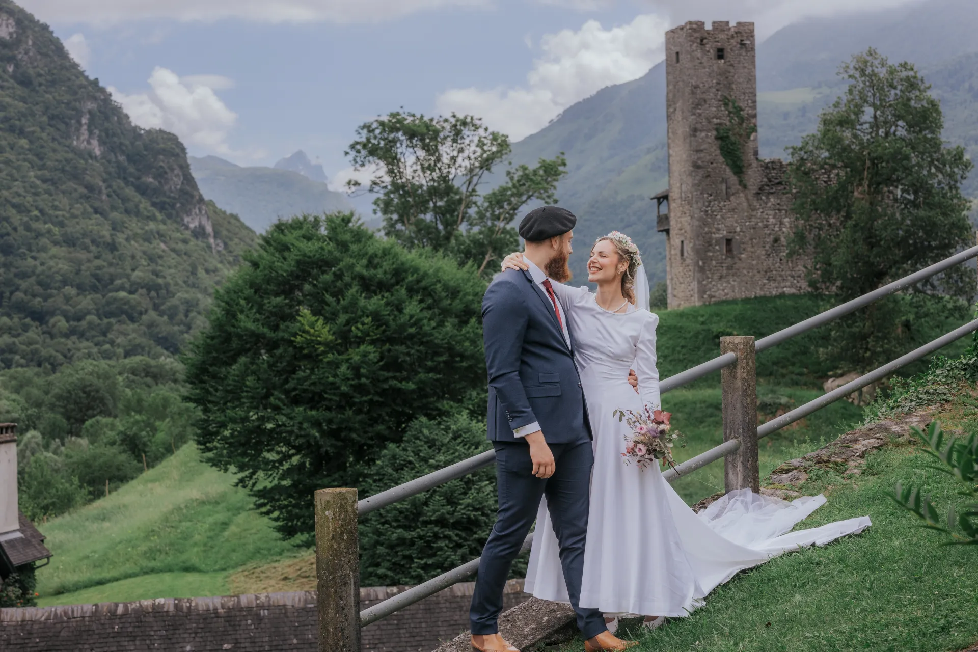 Mariés en séance couple à Castet devant l’Église Saint-Polycarpe, avec vue sur les montagnes béarnaises