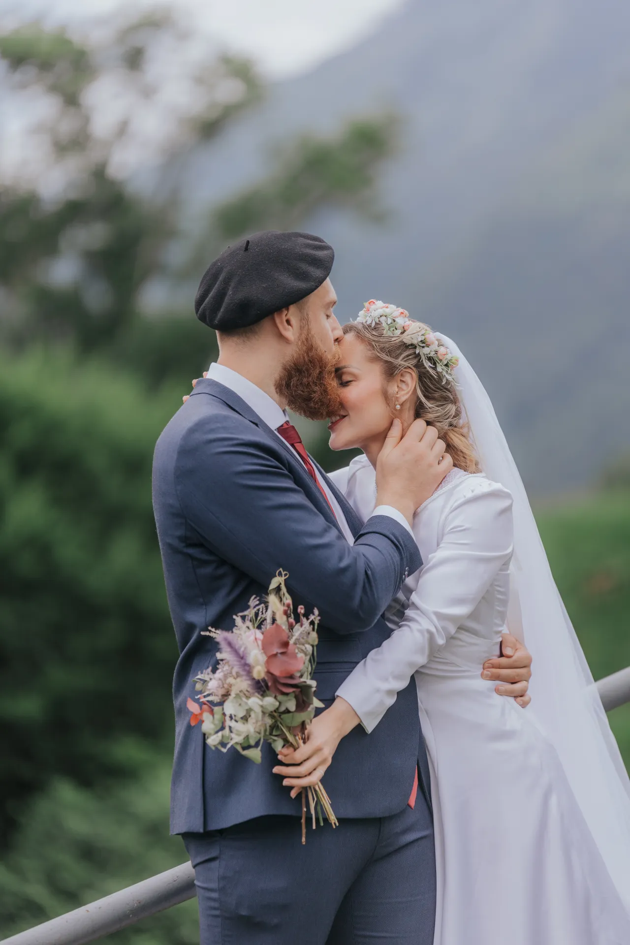 Mariés enlacés à Castet après la cérémonie, séance couple près de l’Église Saint-Polycarpe
