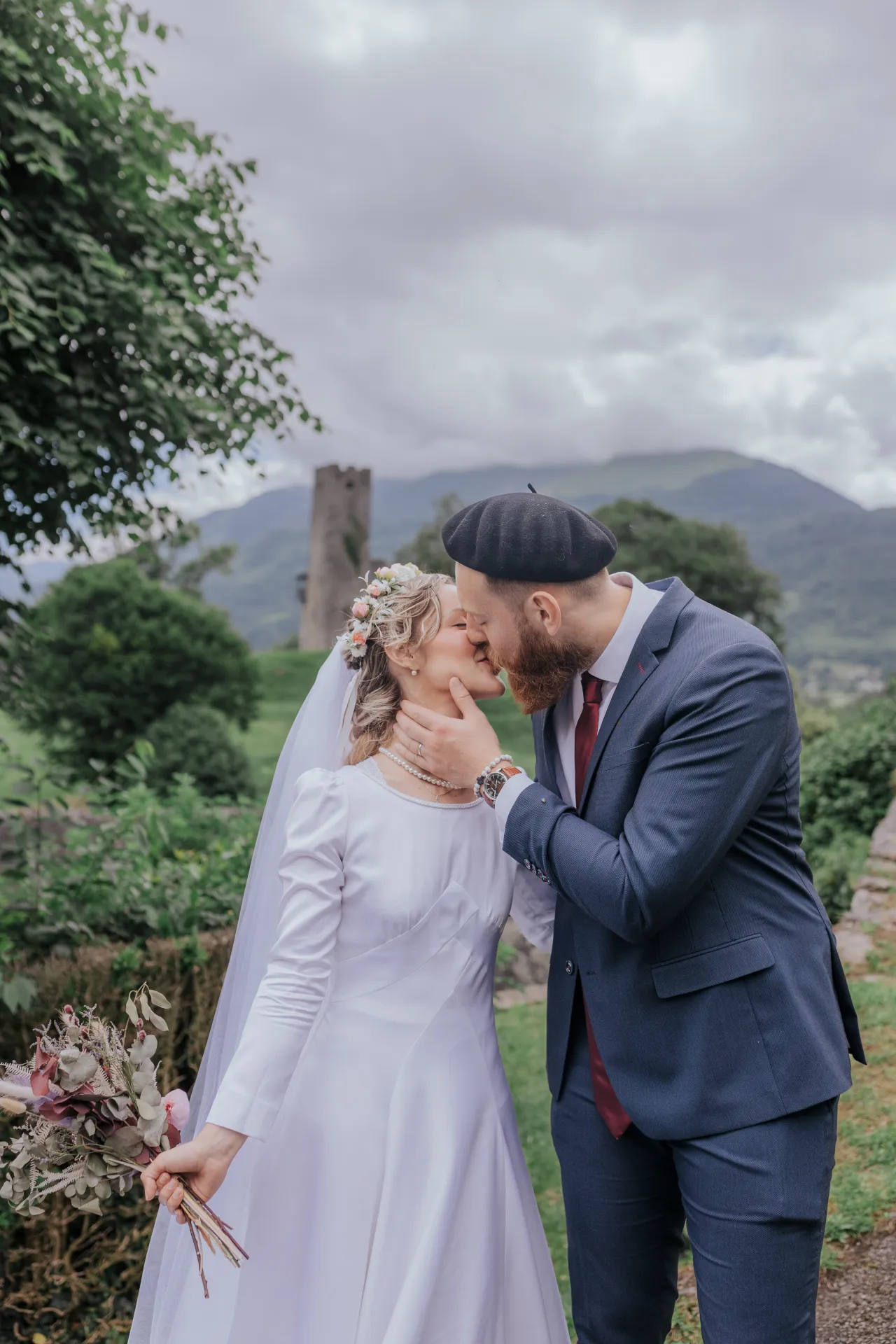 Mariés s’embrassant à Castet devant l’Église Saint-Polycarpe, séance couple de mariage en montagne