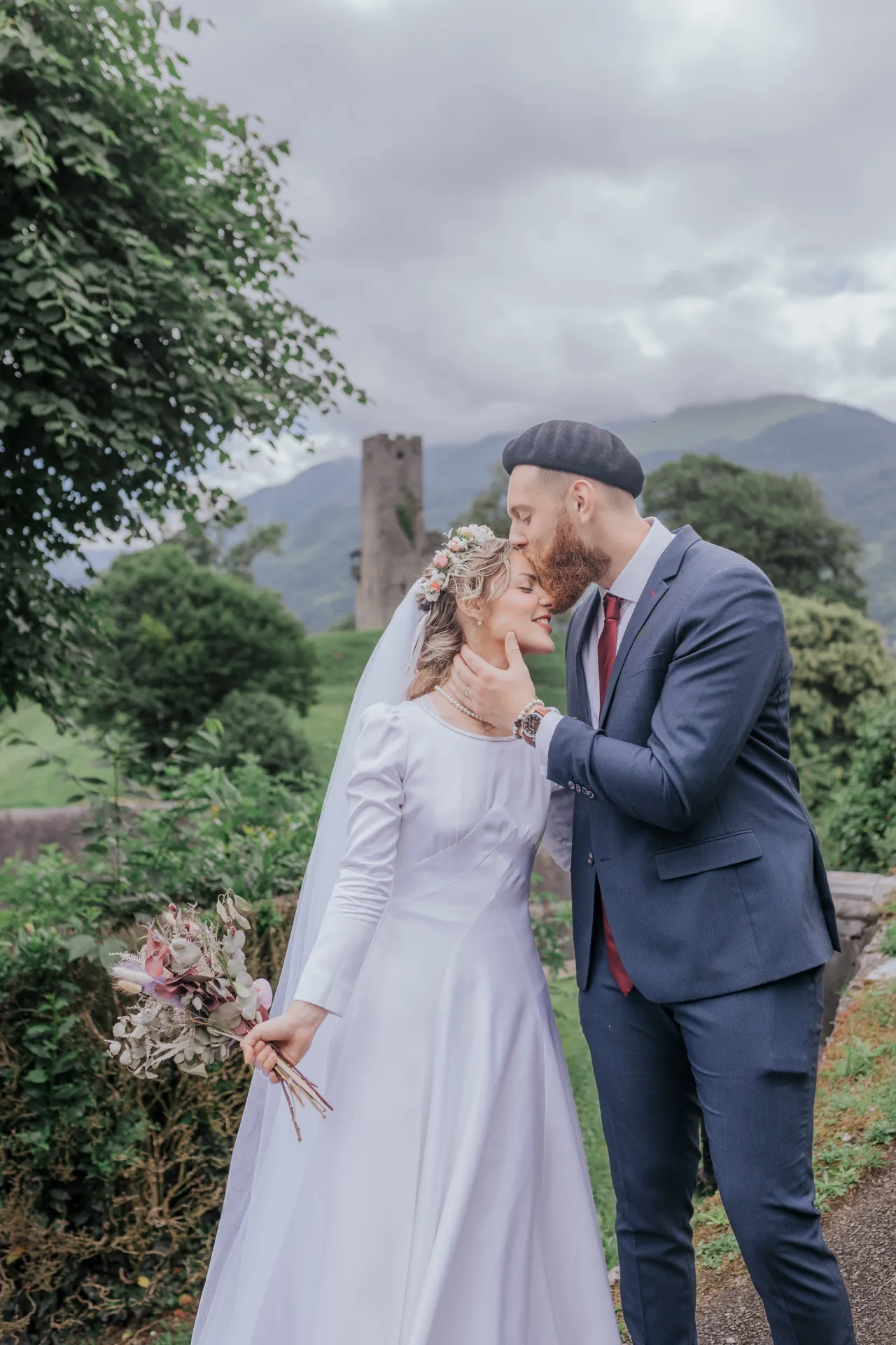 Mariés en séance couple à Castet près de l’Église Saint-Polycarpe, avec vue sur les montagnes béarnaises