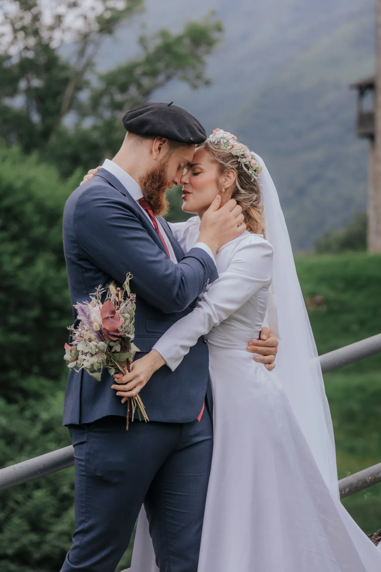 Mariés enlacés à Castet près de l’Église Saint-Polycarpe, séance couple romantique en montagne