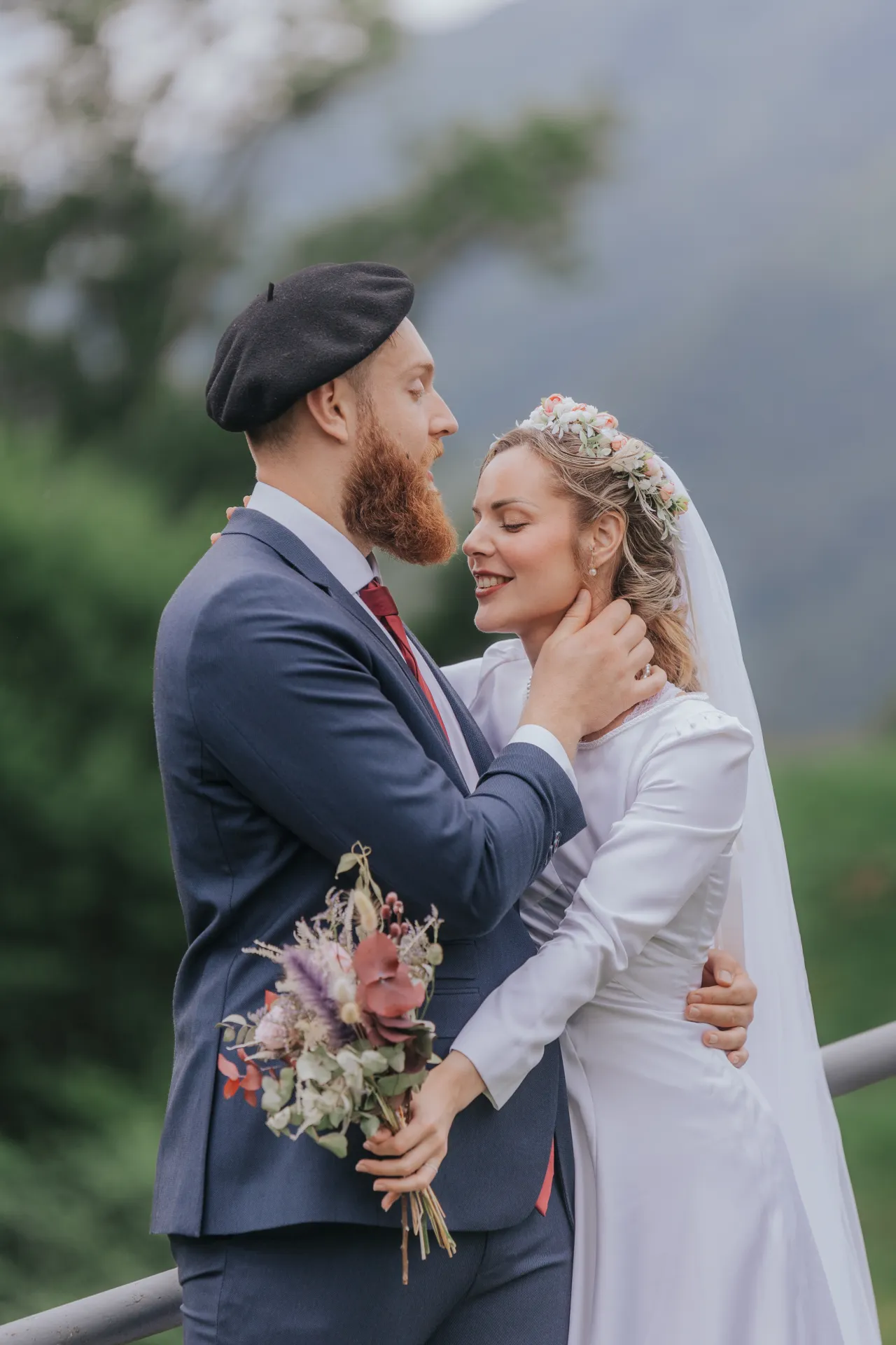 Couple de mariés enlacés à Castet, près de l’Église Saint-Polycarpe, lors d’une séance photo de mariage
