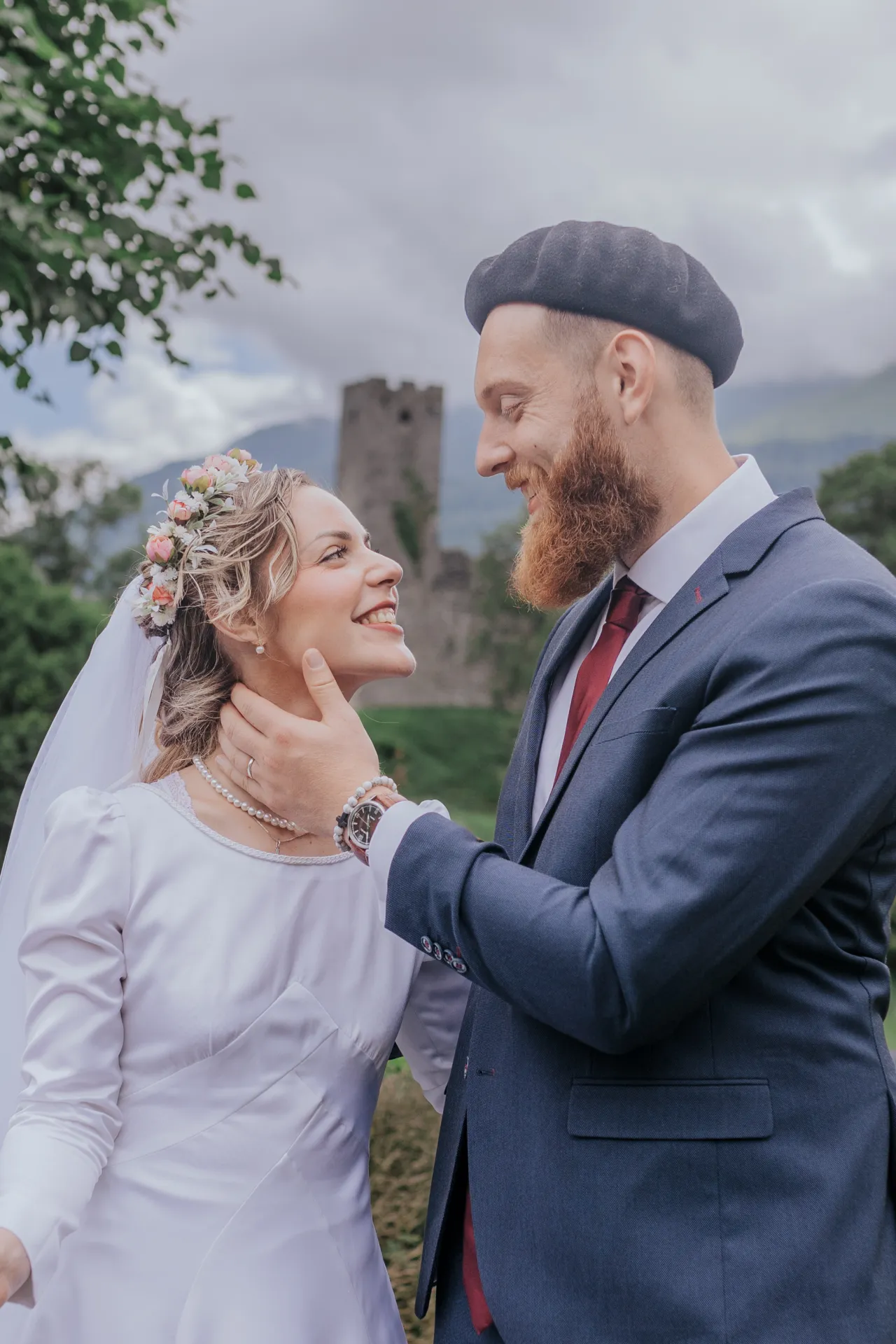 Mariés complices à Castet devant l’Église Saint-Polycarpe, séance couple de mariage au cœur des Pyrénées