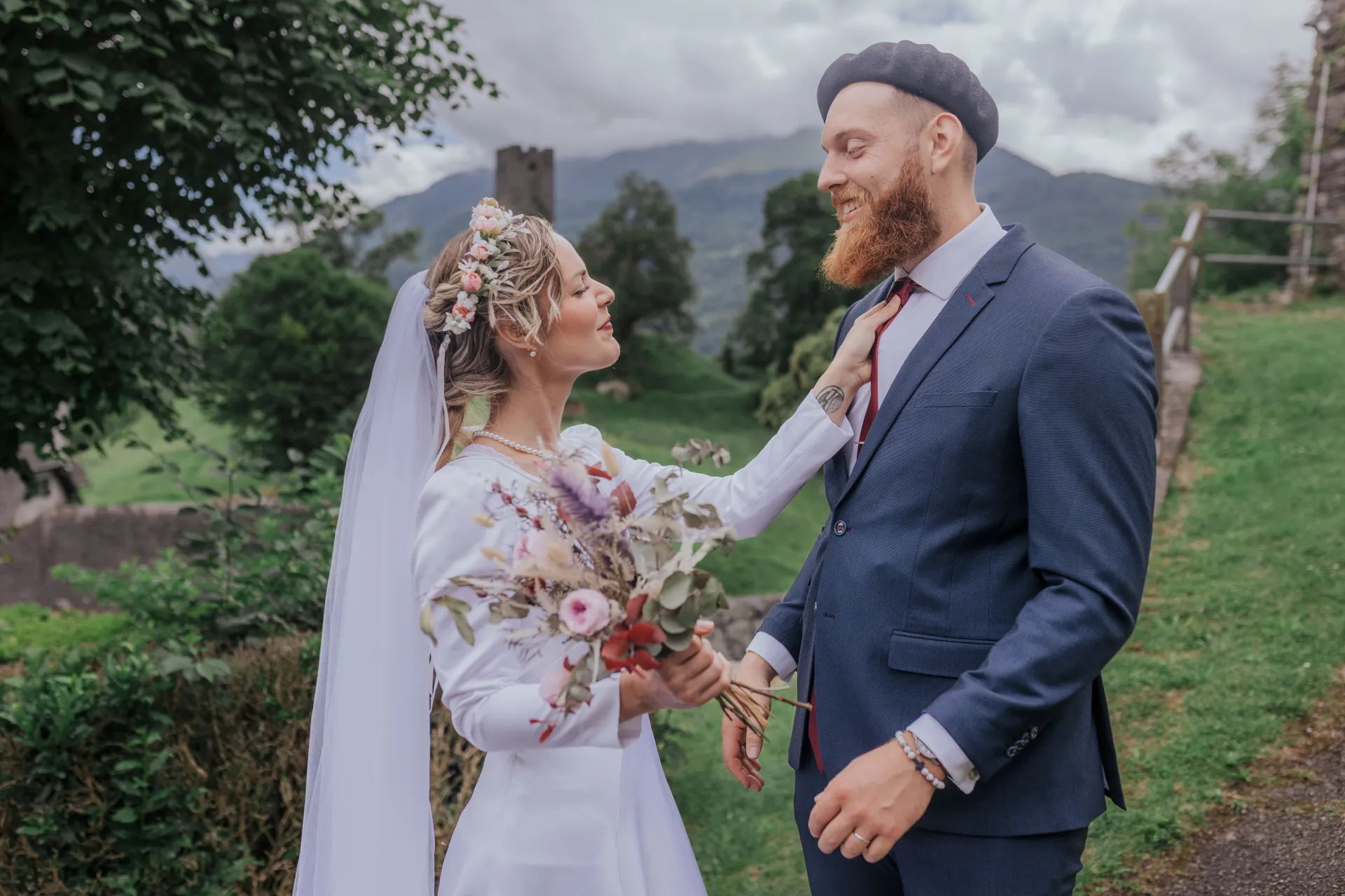 Mariés en séance couple à Castet près de l’Église Saint-Polycarpe, dans un décor de montagne dans les Pyrénées