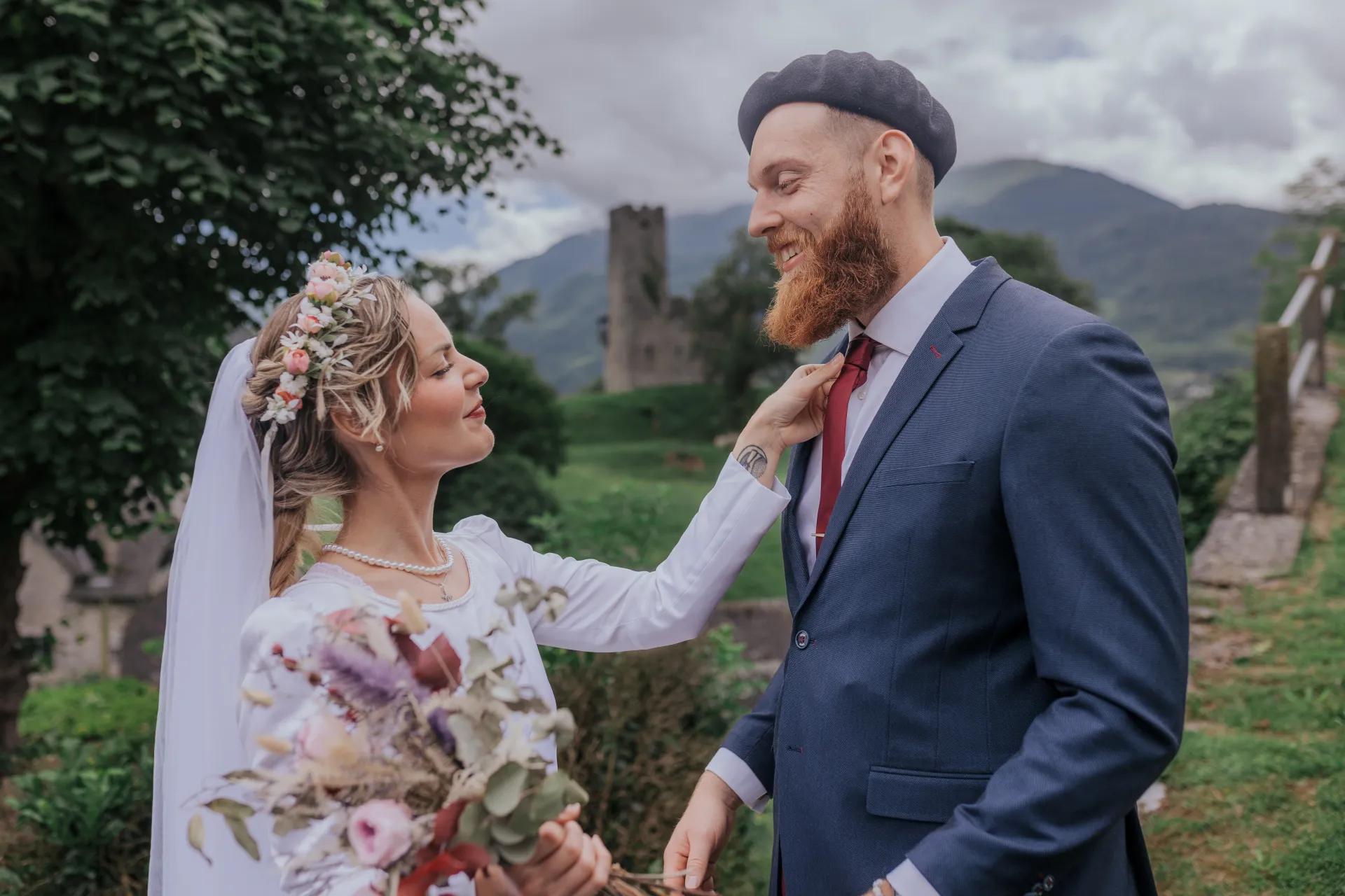 Mariage à Castet : séance couple à l’Église Saint-Polycarpe