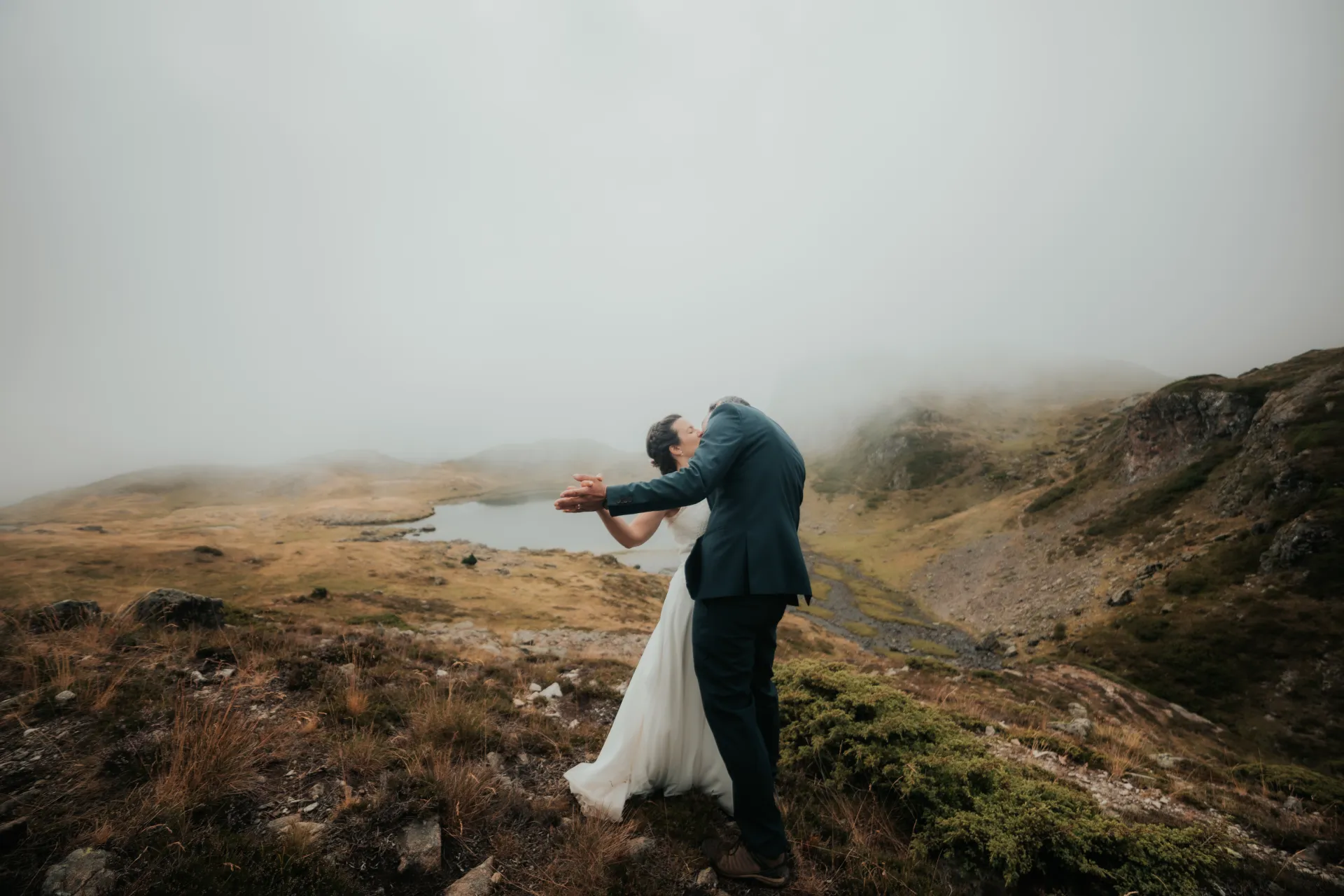 Couple de mariés enlacé en séance Day After aux lacs d’Ayous, en montagne dans les Pyrénées-Atlantiques